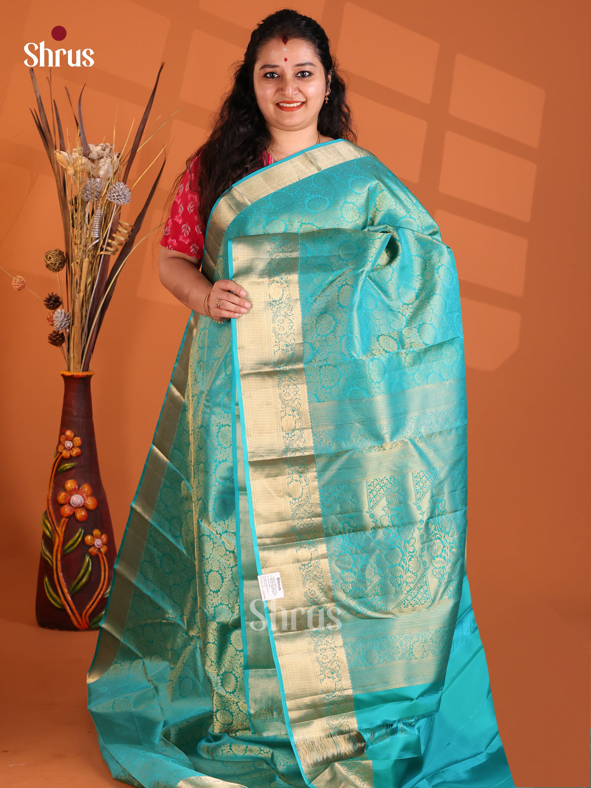 Radiant Teal Blue monochrome Kanchipuram silk Saree gleams with floral brocade