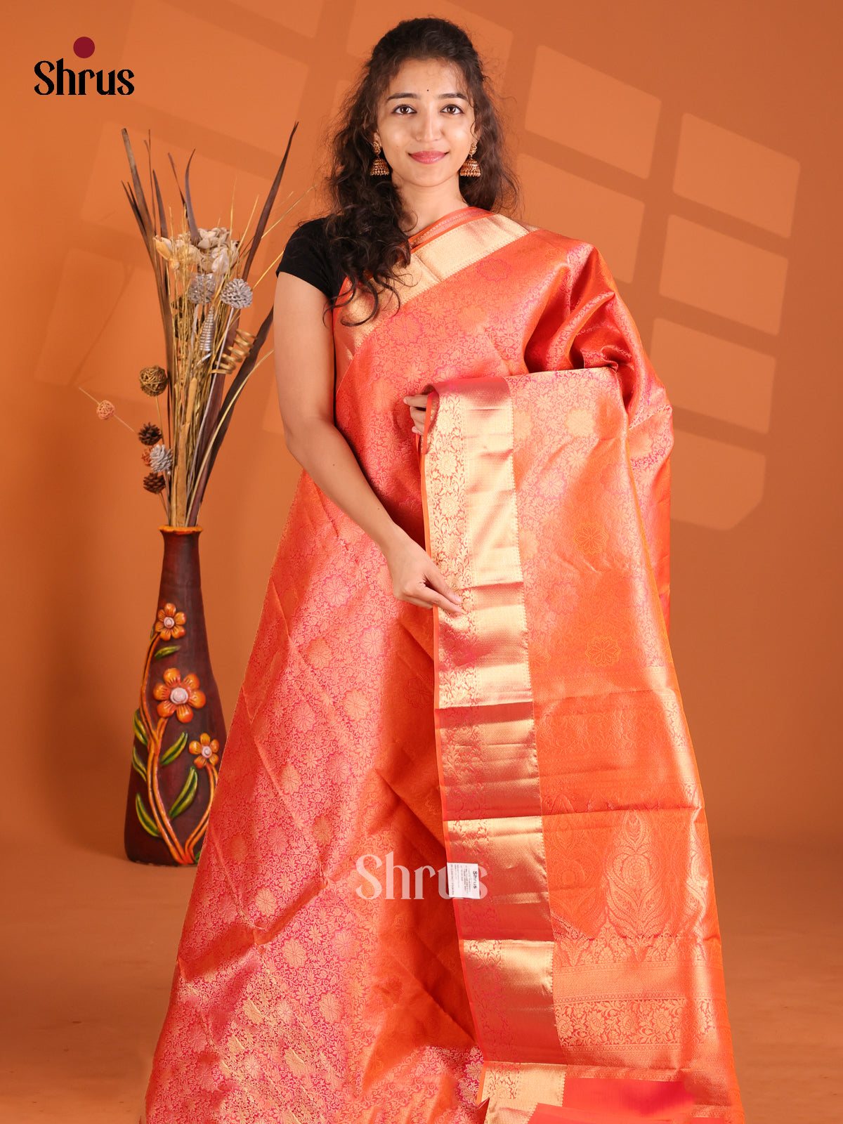 Exquisite Orangish Pink Kanchipuram silk Saree with gold zari floral nestling brocade