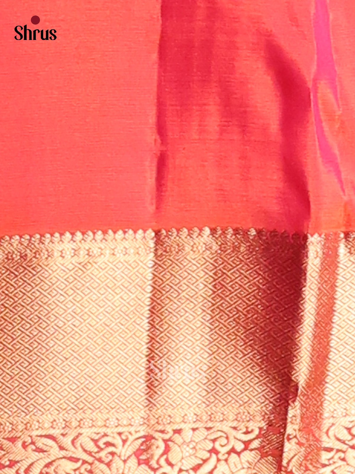 Exquisite Orangish Pink Kanchipuram silk Saree with gold zari floral nestling brocade