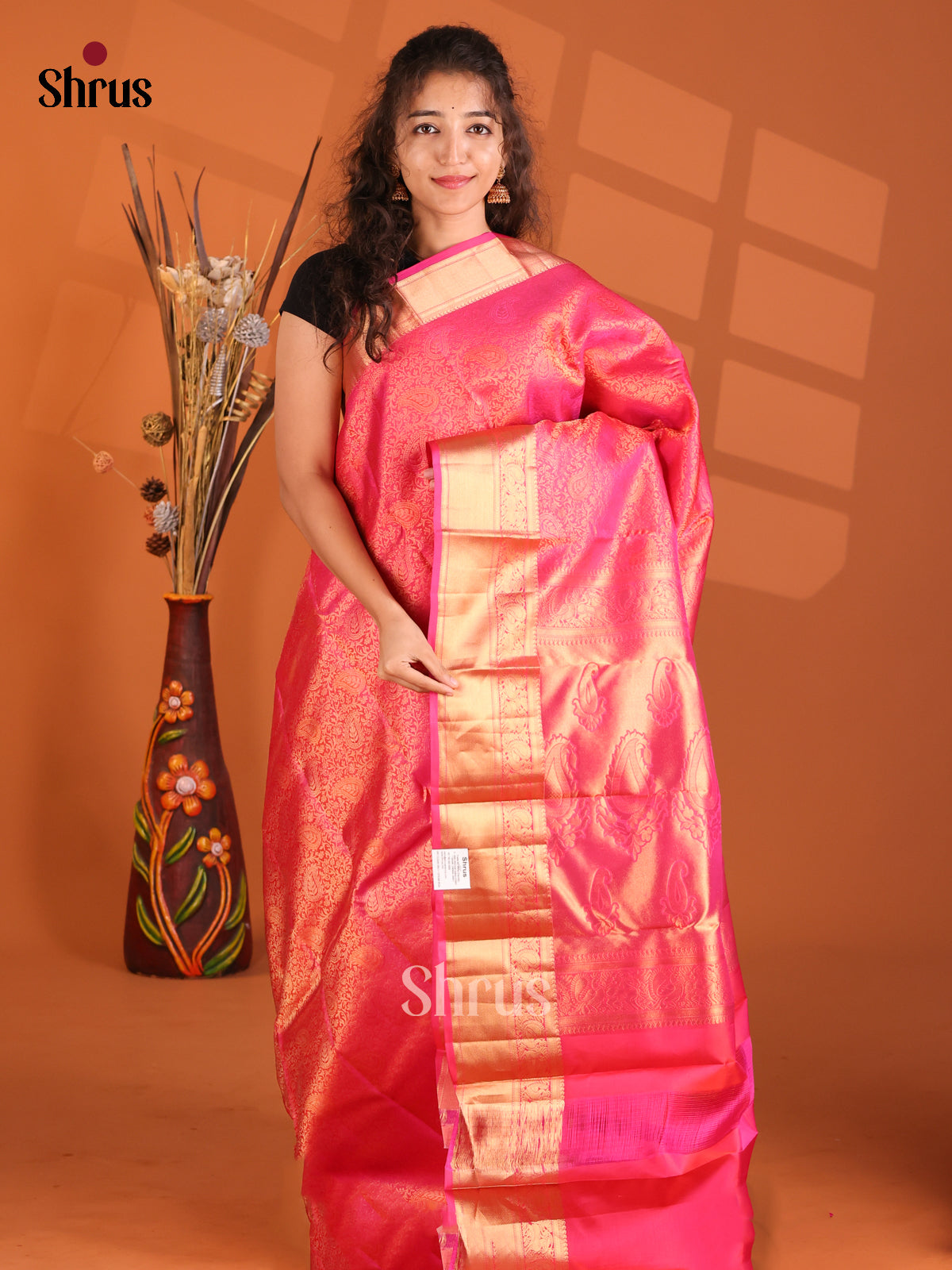 Exquisite Pink Kanchipuram silk Saree with gold zari floral nestling brocade