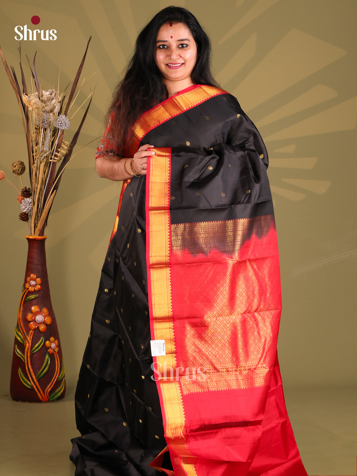 Beautiful Black Kanchipuram silk Saree with rich brocade pallu-1