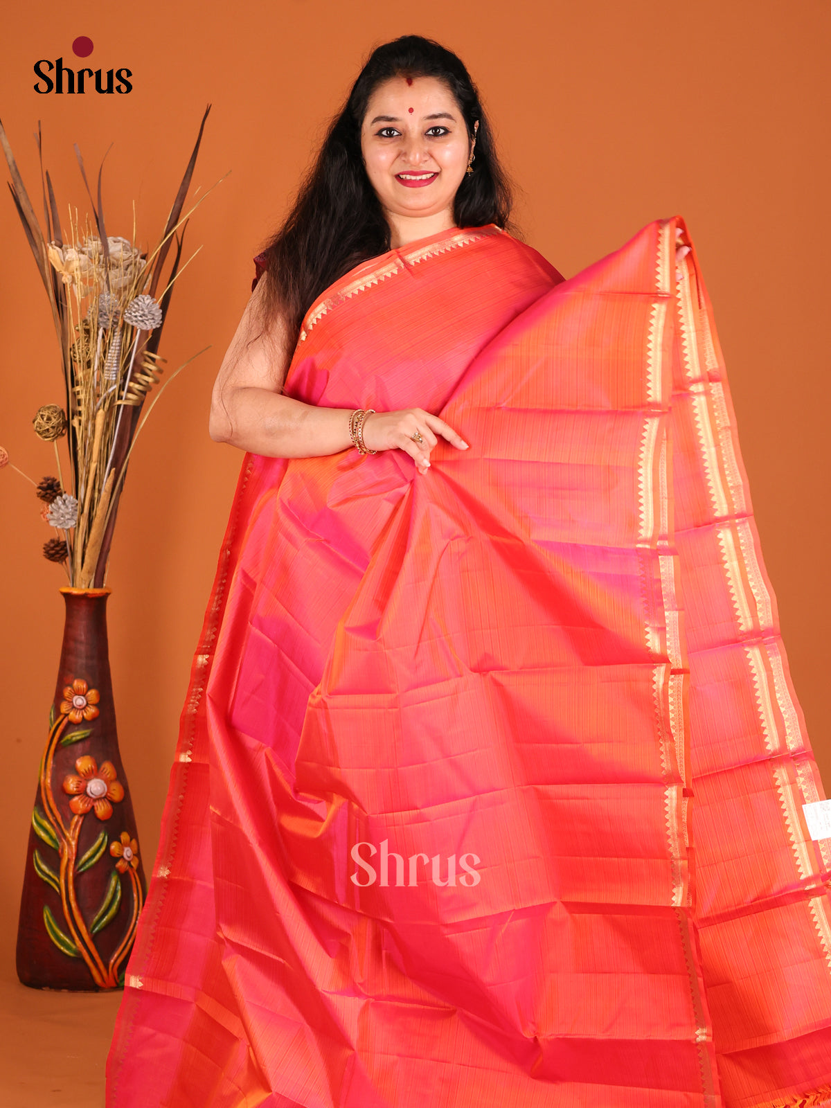 Orangish pink Single Tone Kanchipuram silk Saree with thin zari border - Shop on Shrus.com