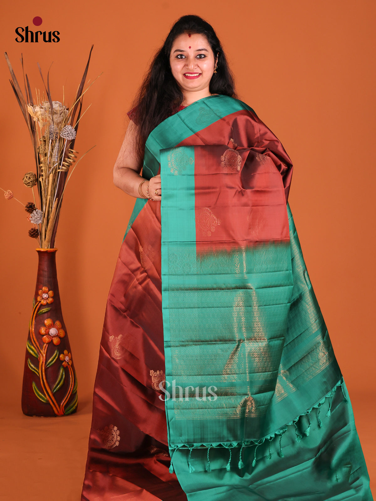 Arakku Maroon & Green Softsilk-halfpure Saree gleams with zari floral motifs