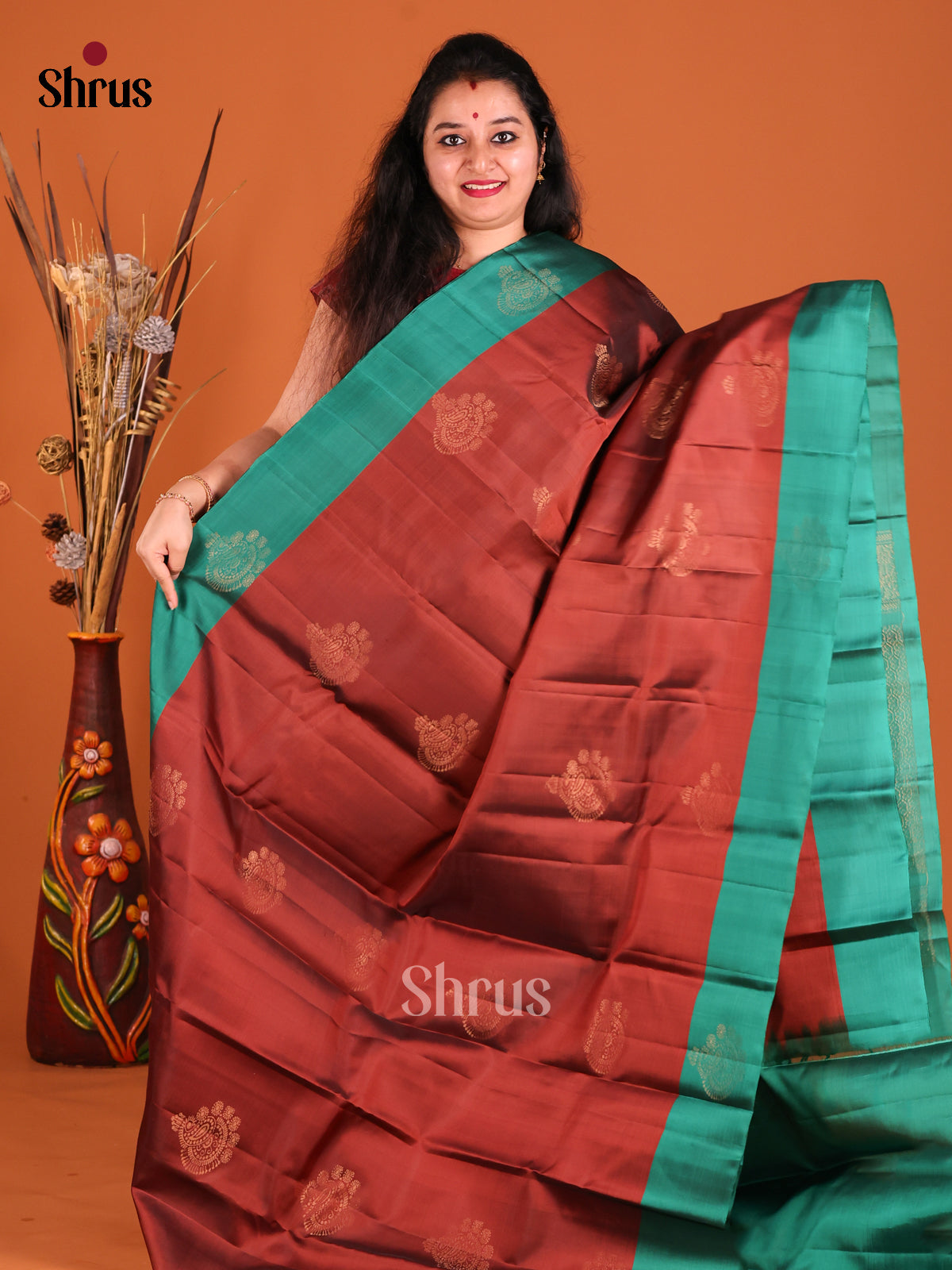 Arakku Maroon & Green Softsilk-halfpure Saree gleams with zari floral motifs