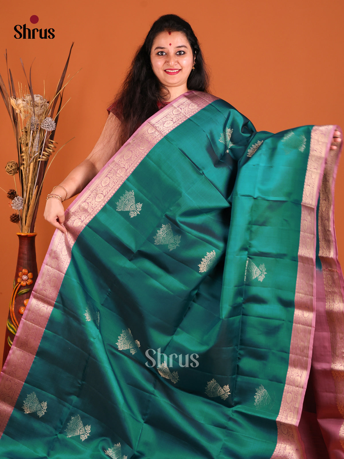 Classy Green & Onion Pink Soft Silk Saree gleams with gold zari floral motifs-2