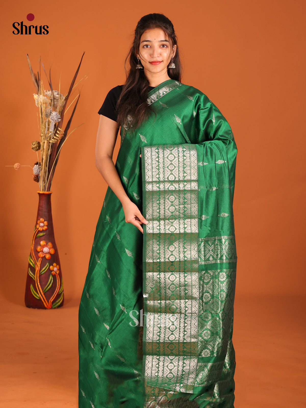 Green single tone Mangalagiri silkcotton Saree gleams with zari buttas