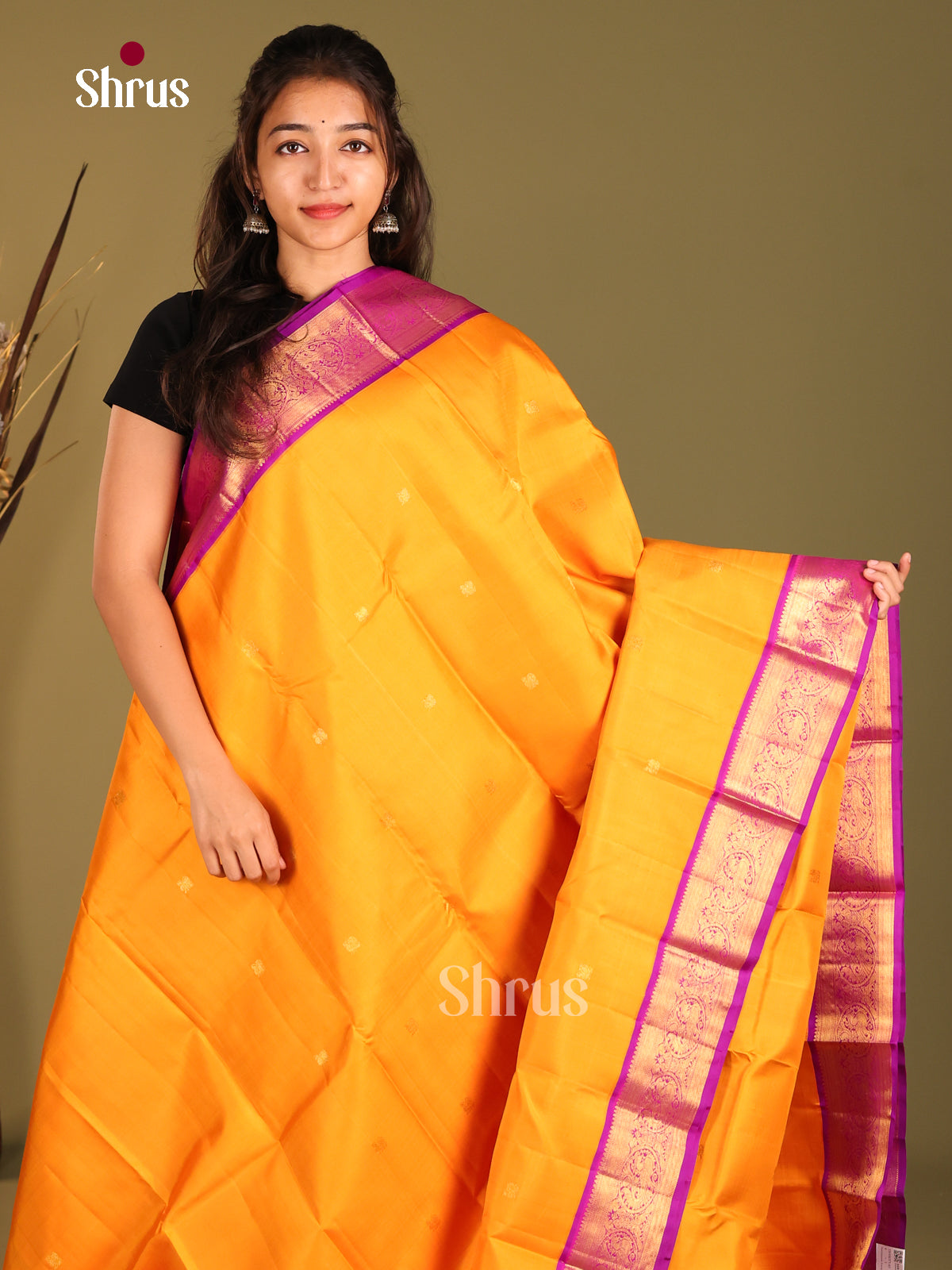 Chic Korvai Mambazha Yellow Kanchipuram Silk Saree with Buttas & rich Majenta border 1
