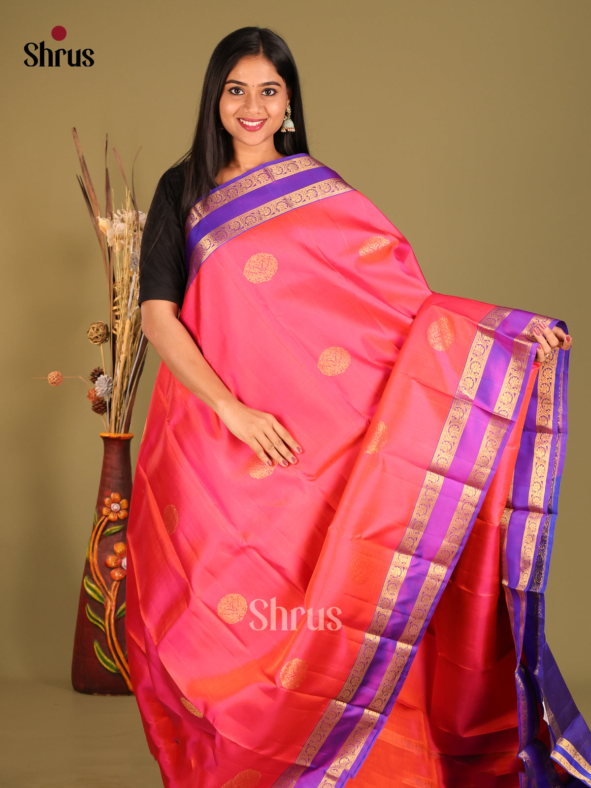 Exquisite Orangish Pink Kanchipuram Silk Saree with Floral Motifs & Rettaipet border 1