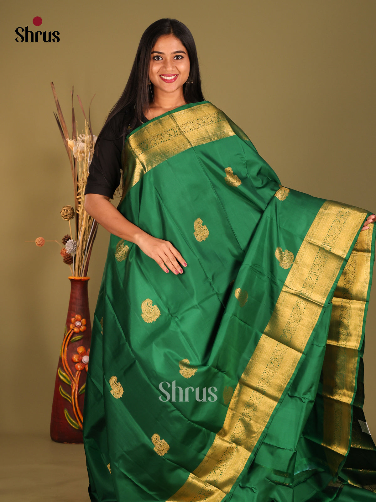 Charming Green Kanchipuram Silk Saree with Gold buttas & Rich Zari Border 1