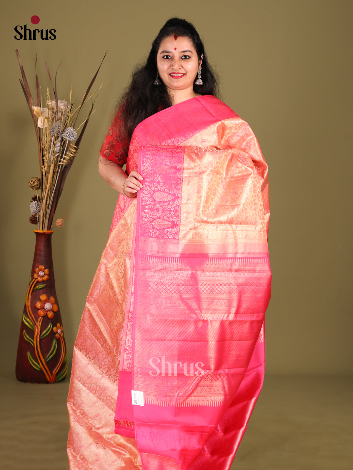 Chic Peach Kanchipuram silk Saree with Floral Nestling Brocade Body & Pink border