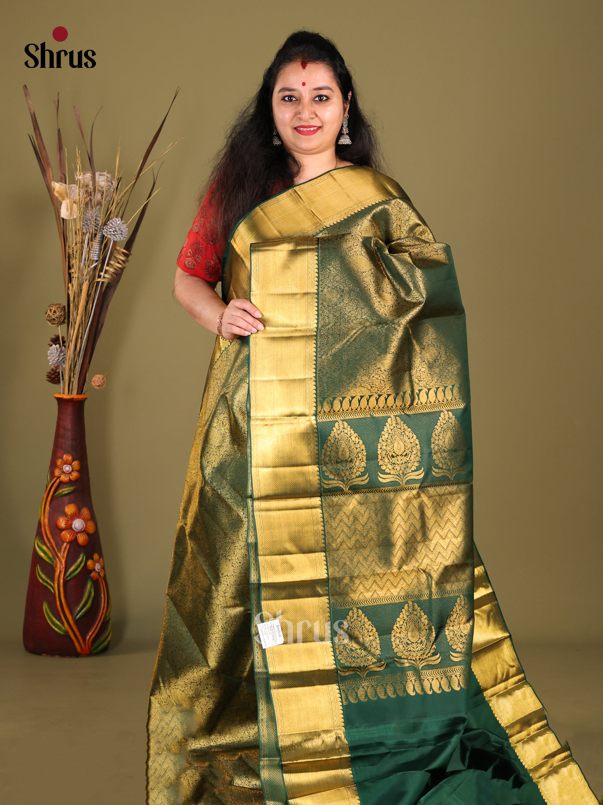 Dazzling Green Kanchipuram Saree with Golden nestling brocade Body & Zari Woven Border
