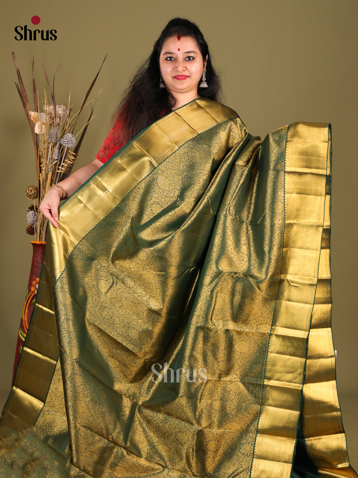 Dazzling Green Kanchipuram Saree with Golden nestling brocade Body & Zari Woven Border -1