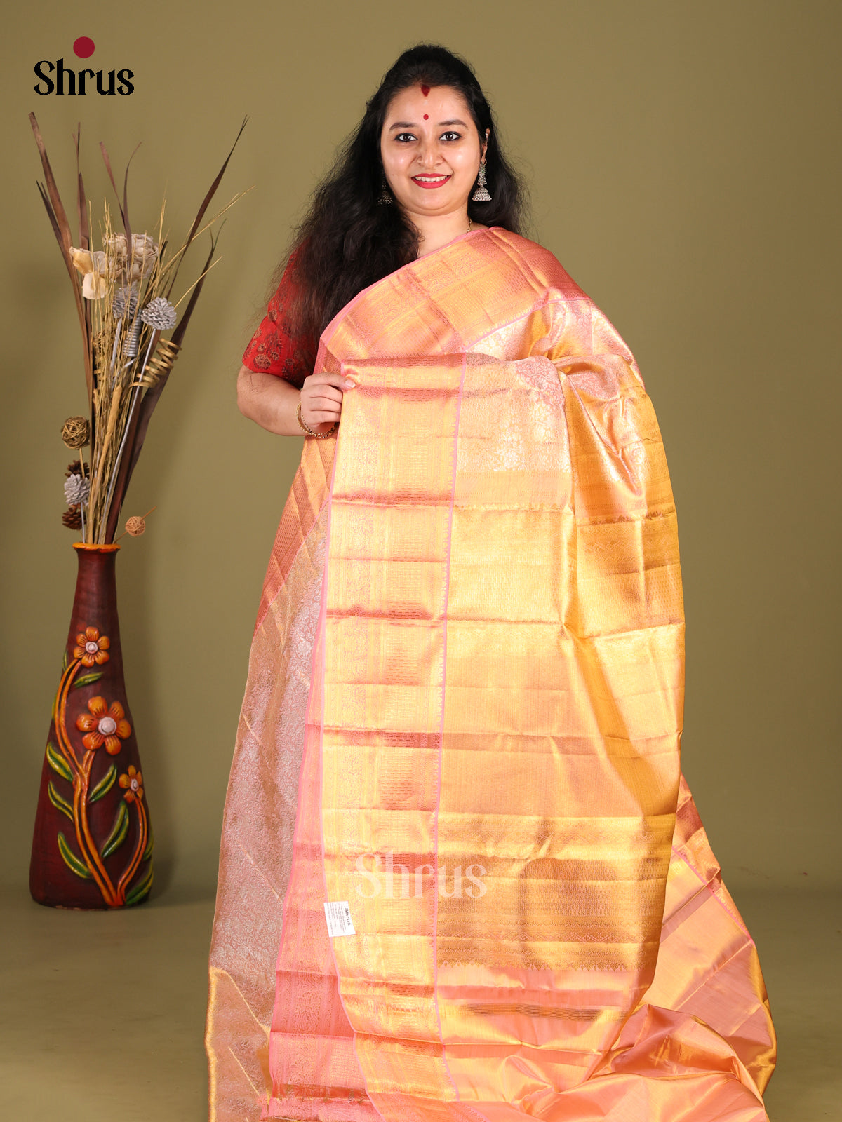 Shimmery Pink Kanchipuram silk Saree with zari floral nestling brocade