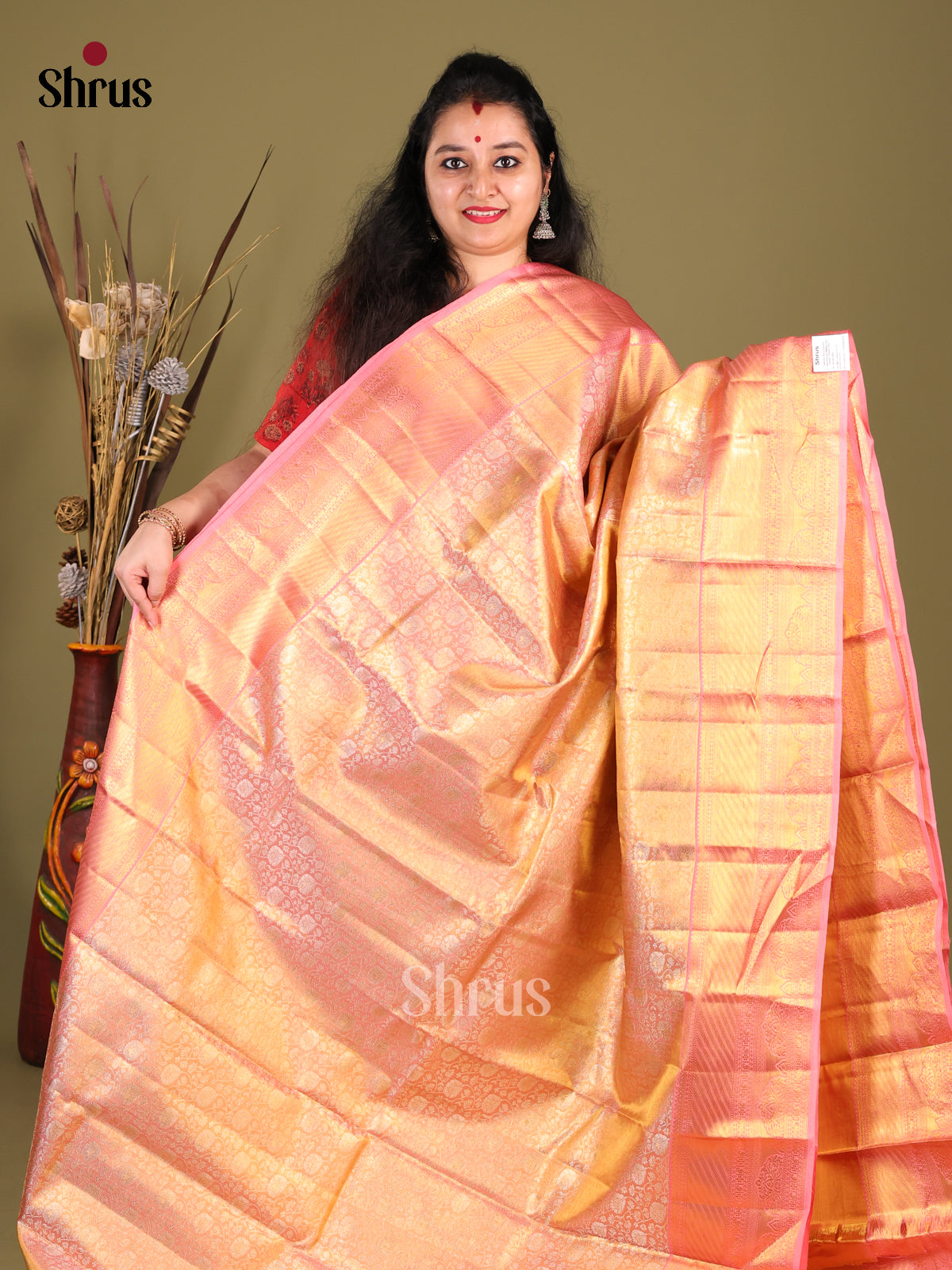 Glistening Peach & Golden Kanchipuram Saree With Rich Zari Brocade Body