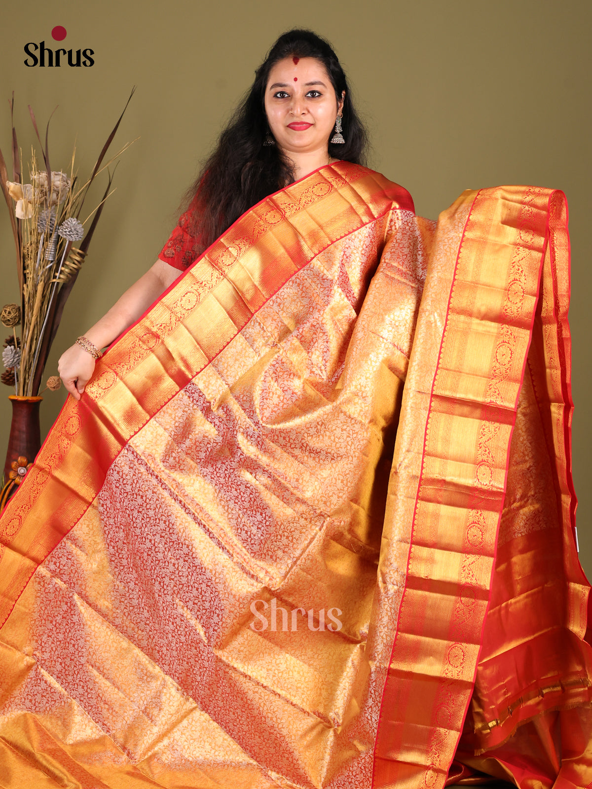 Exquisite Red Kanjivaram Silk Saree With Floral Nestled Brocade Body & Zari Pallu 1