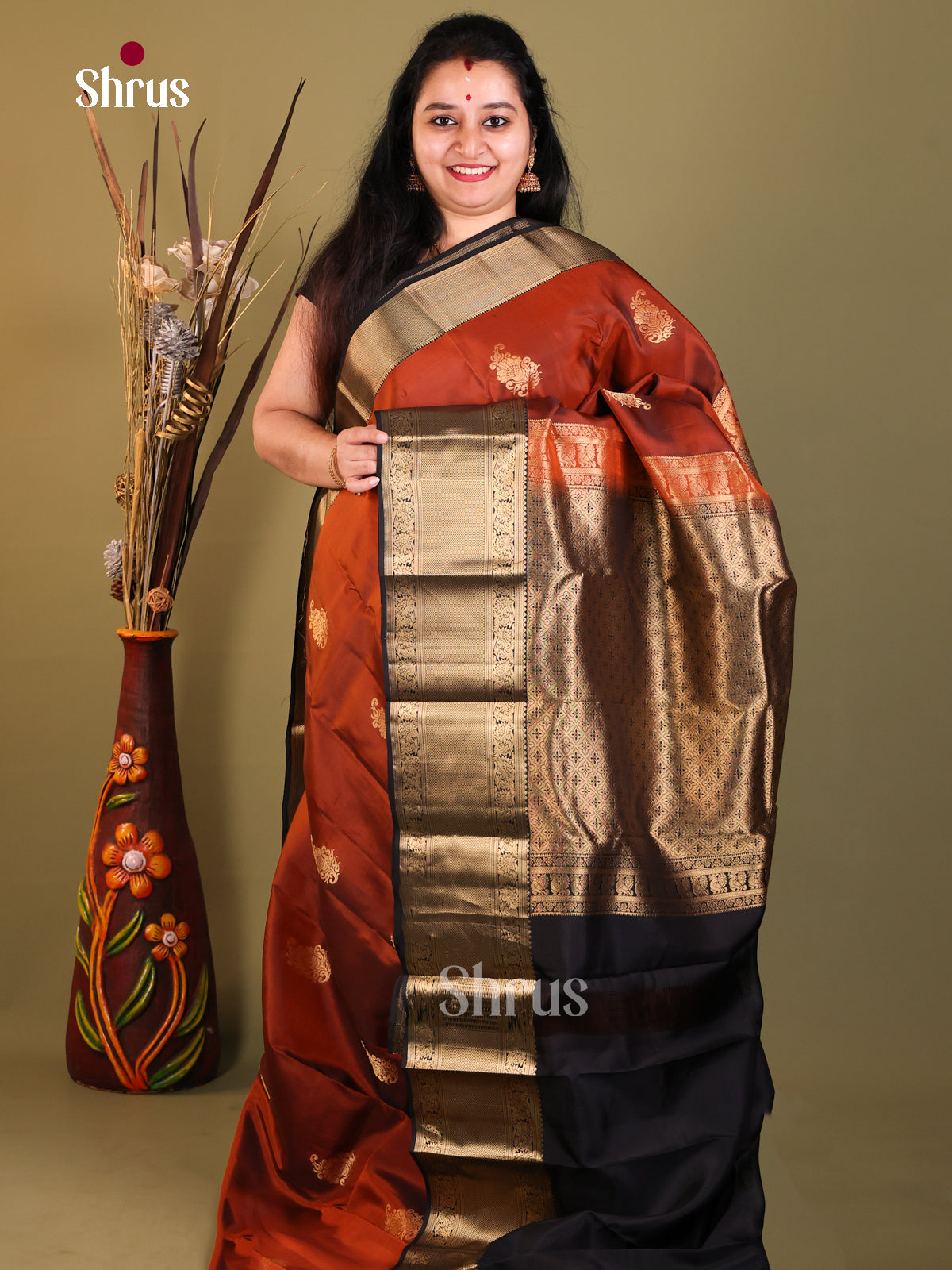 Arakku Kanchipuram-halfpure Saree gleams with zari floral buttas