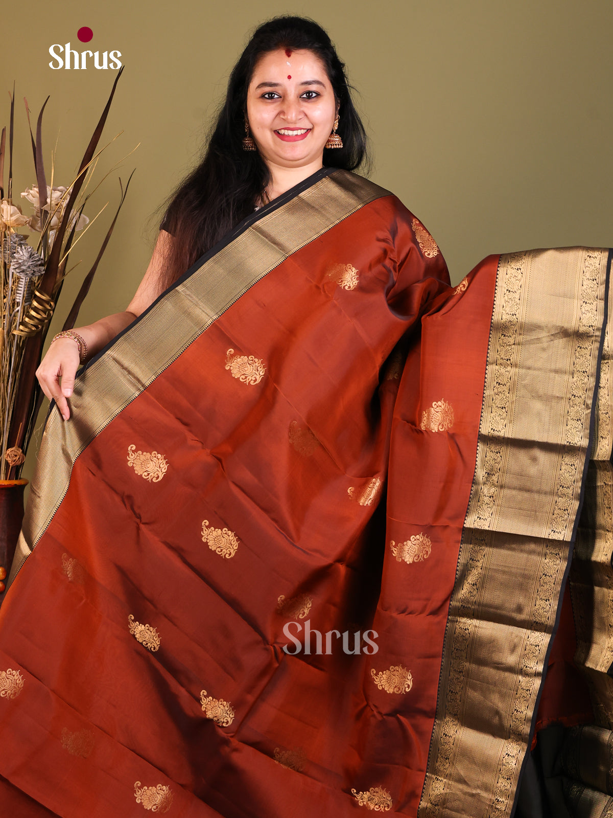 Arakku Kanchipuram-halfpure Saree gleams with zari floral buttas