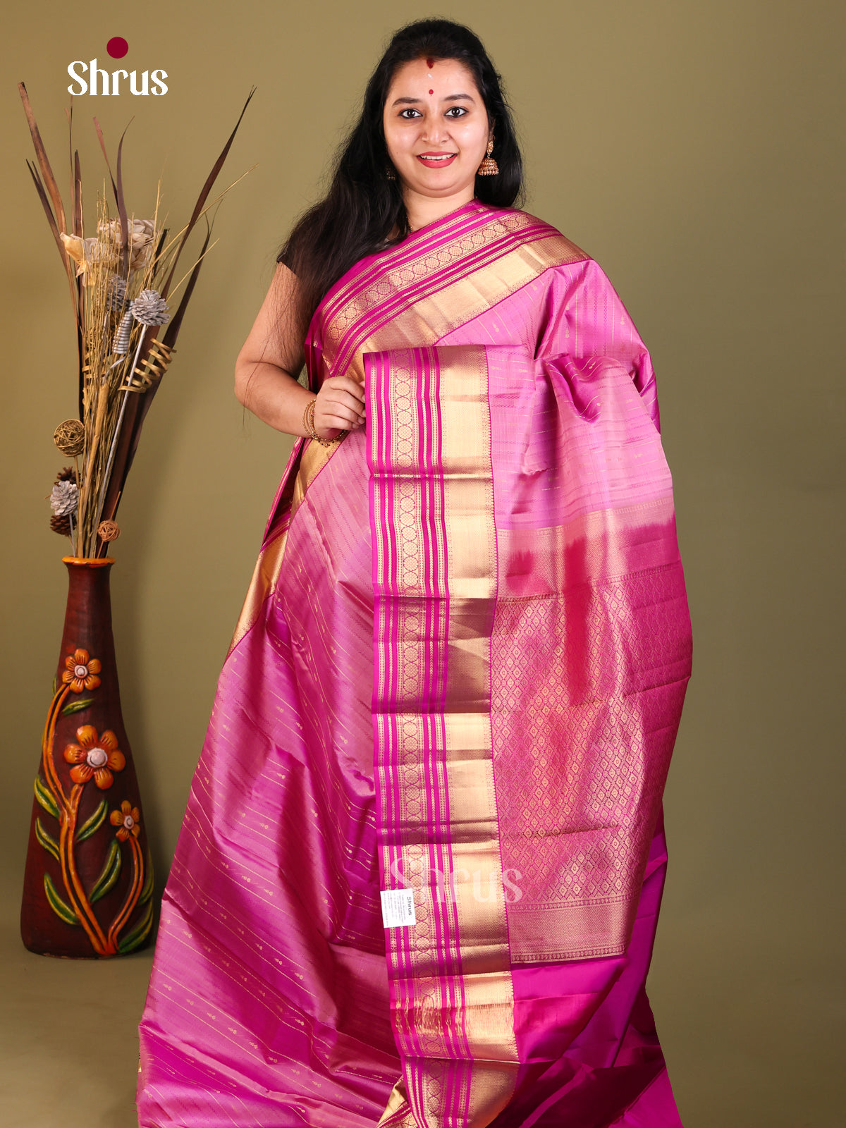 KSS409 Pure kanchipuram silk Saree in pink with gold zari border. Comes with stitched blouse size 40