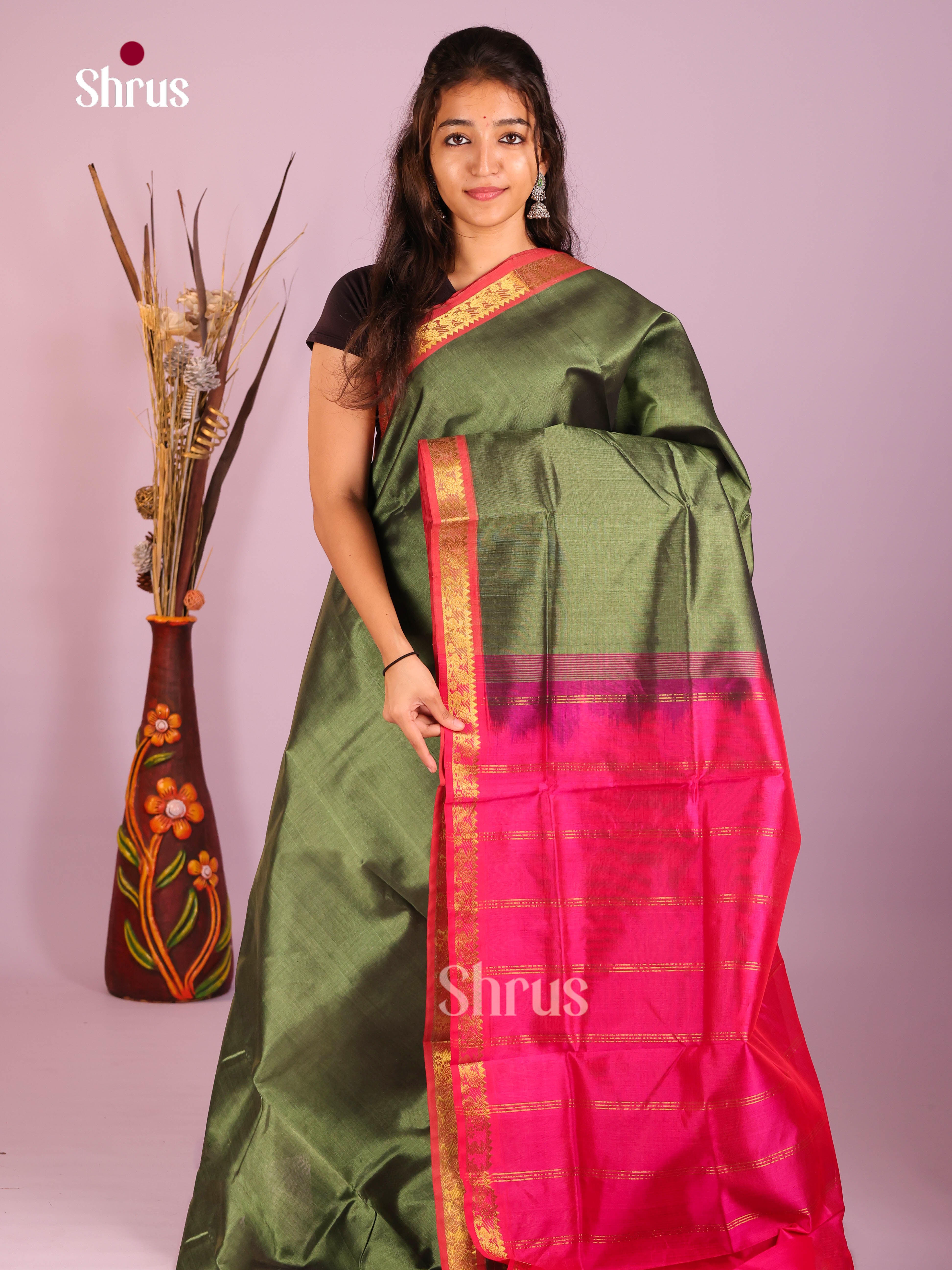 Classic Green Silk Cotton Saree With Plain Body & Pink Zari Border