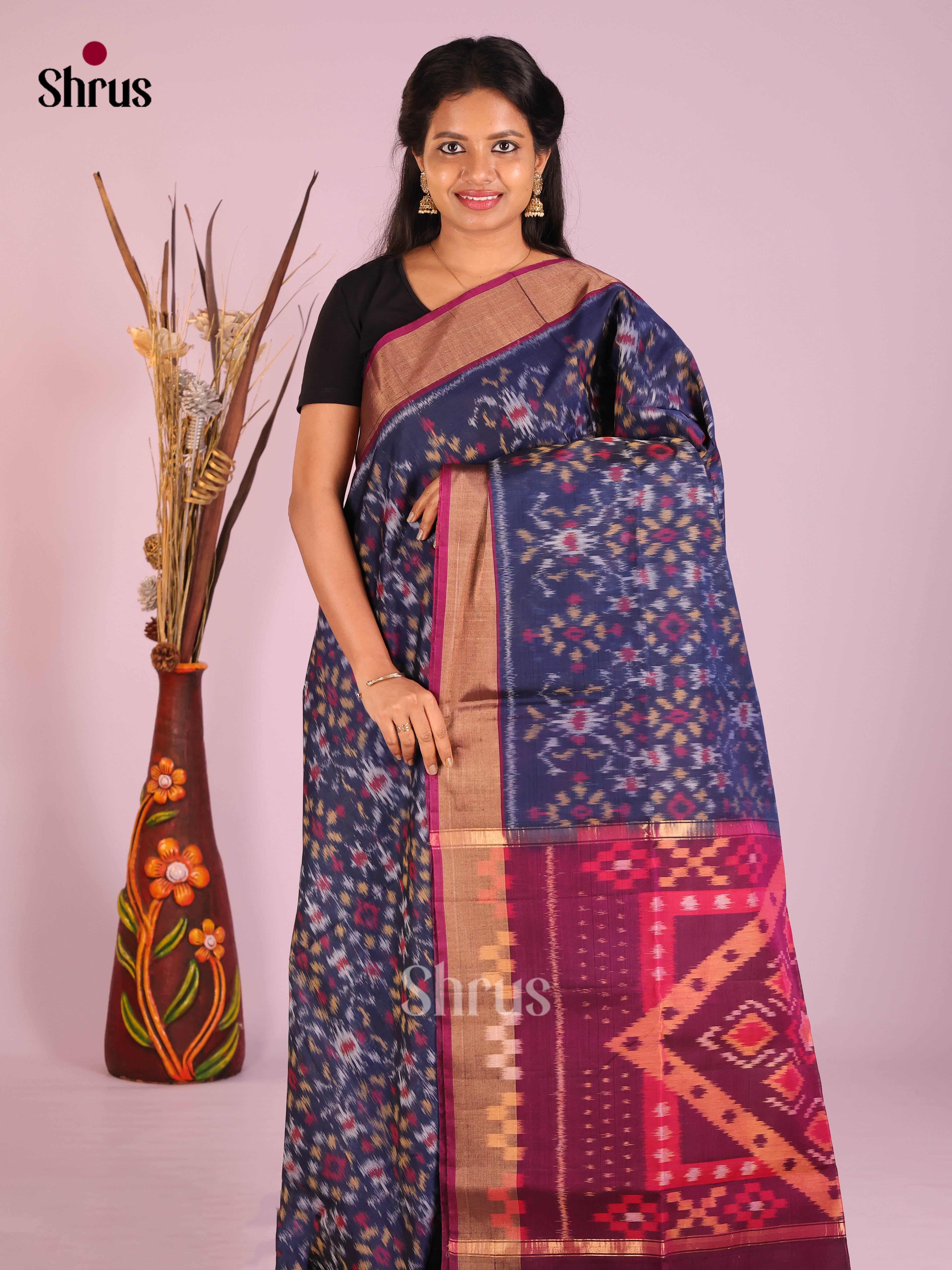 Exquisite Navy Blue Pochampally Ikkat Saree With Deep Maroon Zari Border