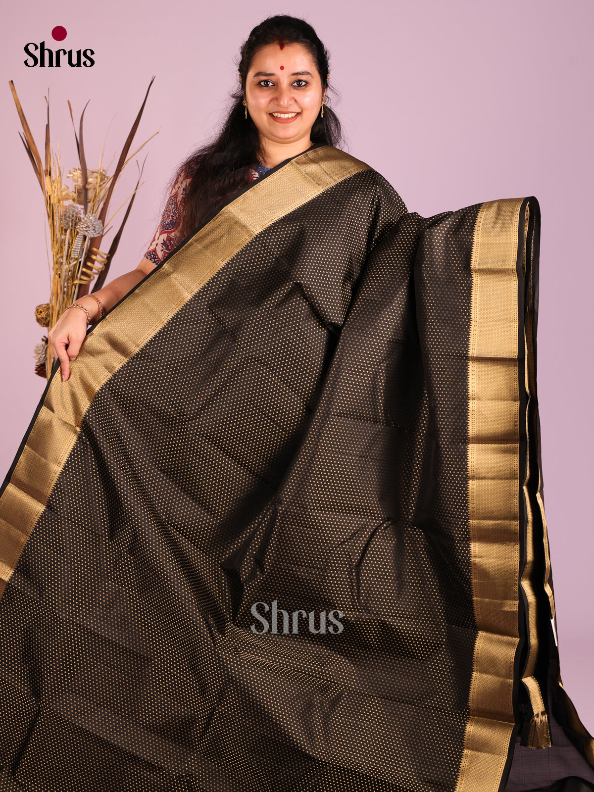 Black Single Tone Kanchipuram Butta design Saree with rich zari border