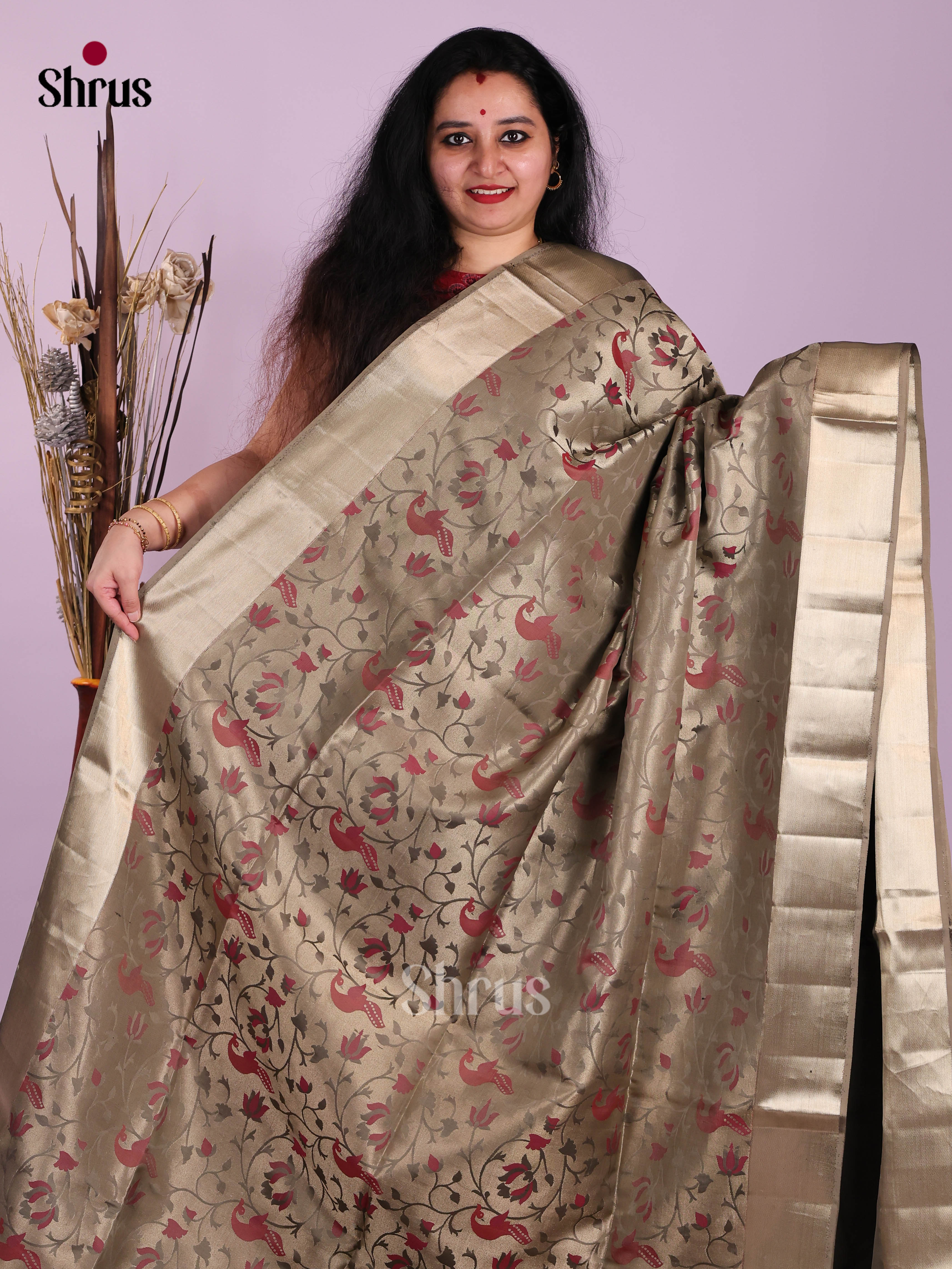 Beautiful Grey Soft Silk Saree with floral nestling Pattern & Kaddi Zari Border