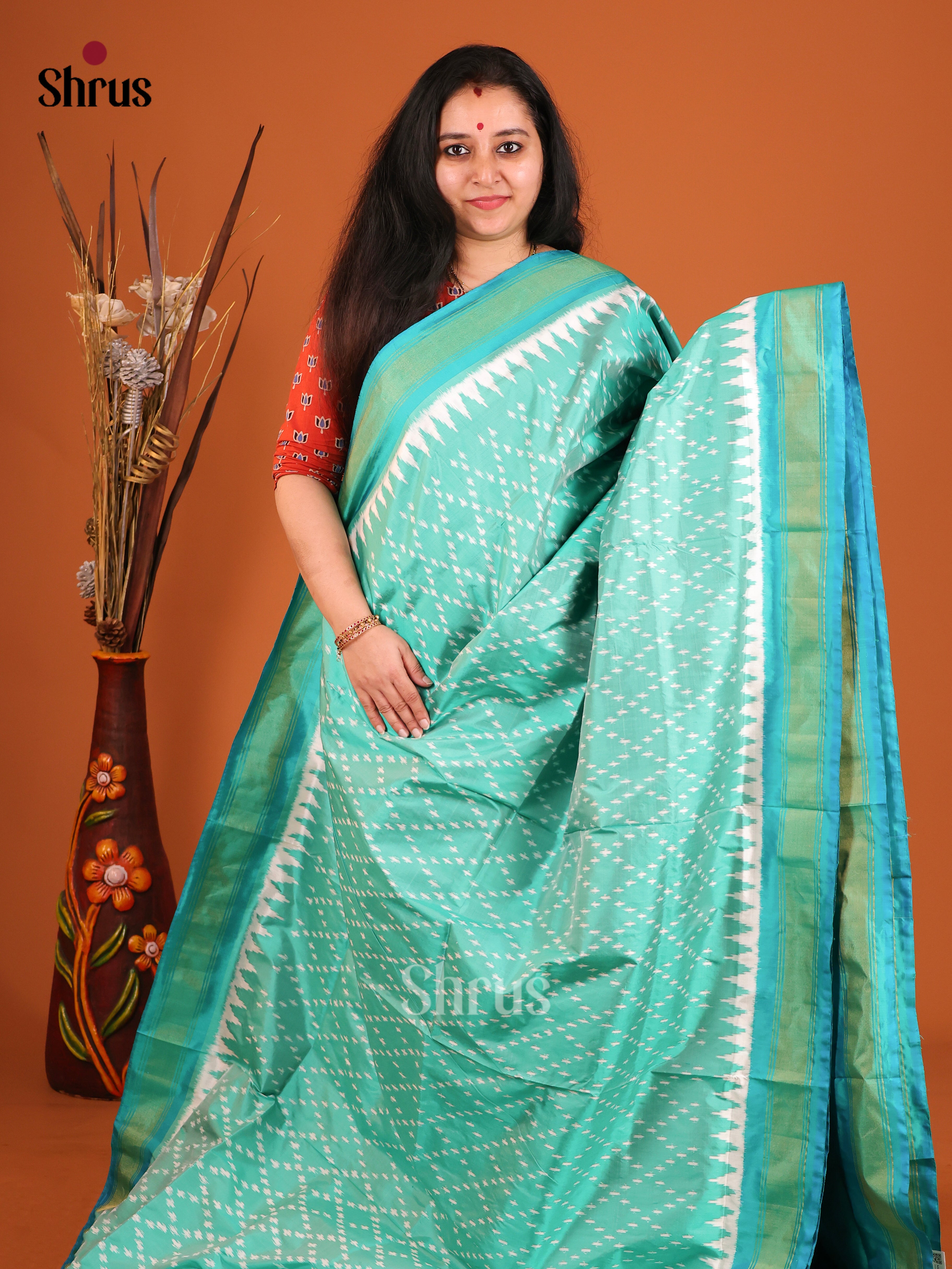 DIS16170 - Ikkat Silk Saree