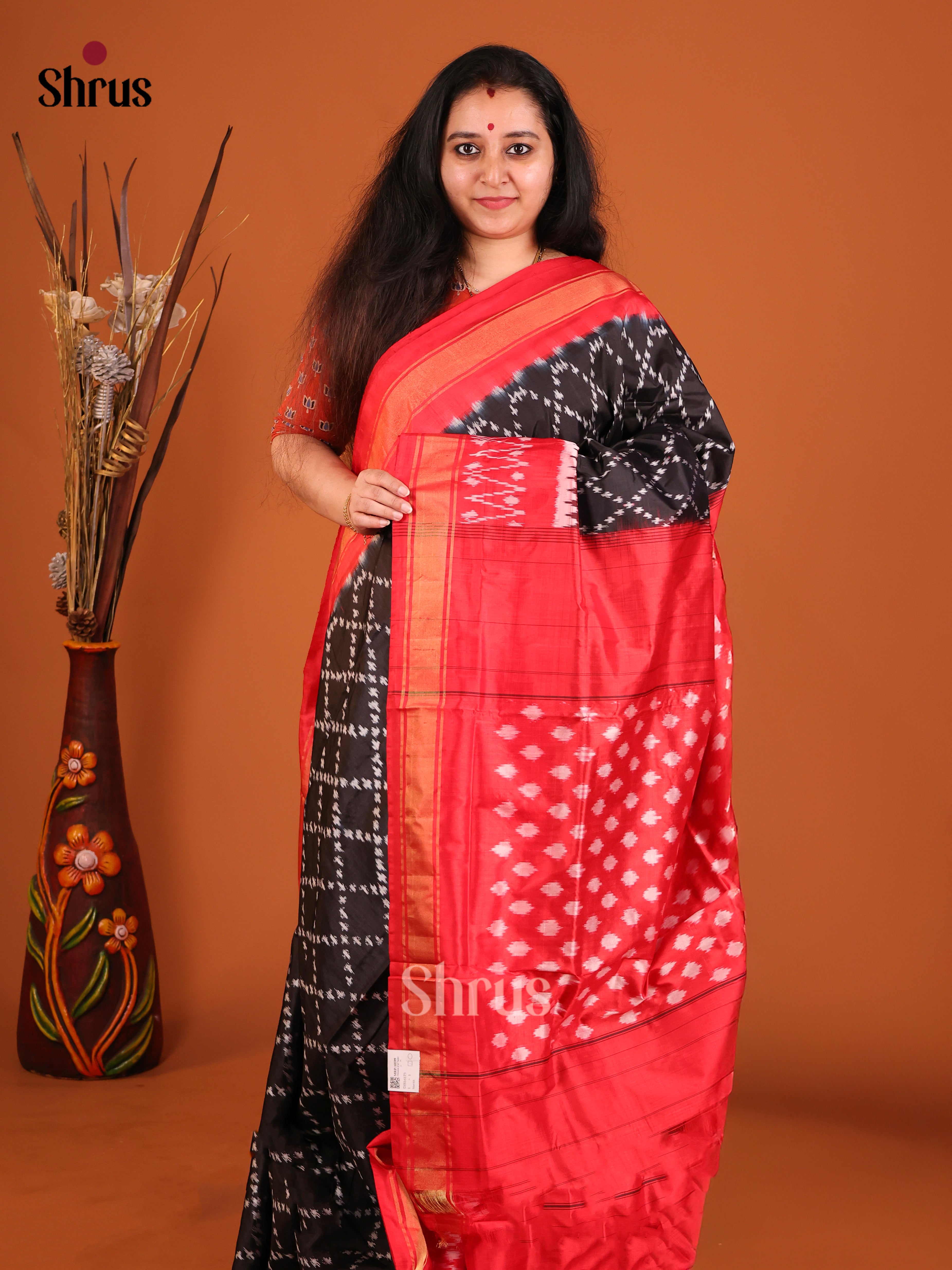 DIS16173 - Ikkat Silk Saree