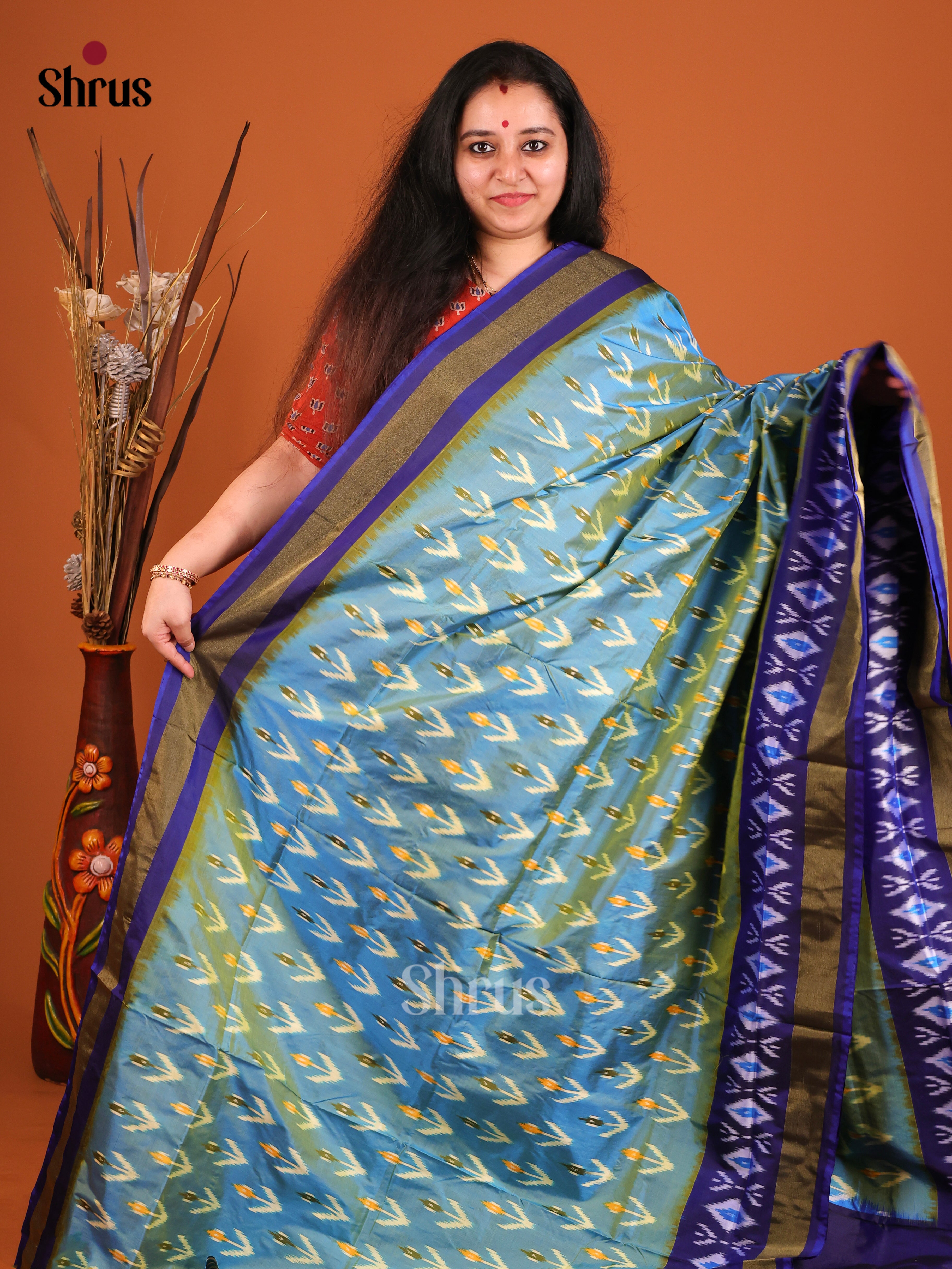 DIS16188 - Ikkat Silk Saree