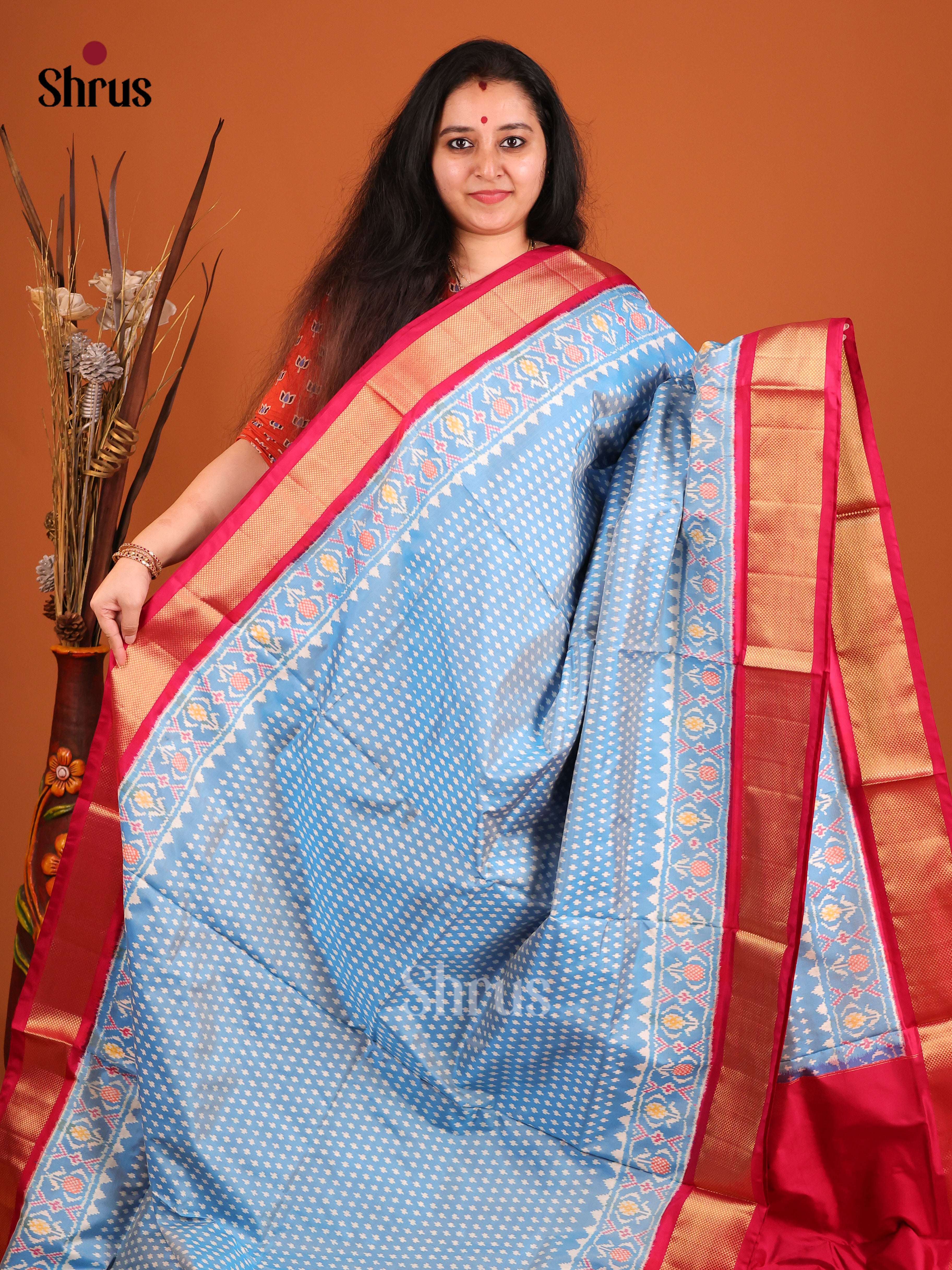 DIS16242 - Ikkat Silk Saree