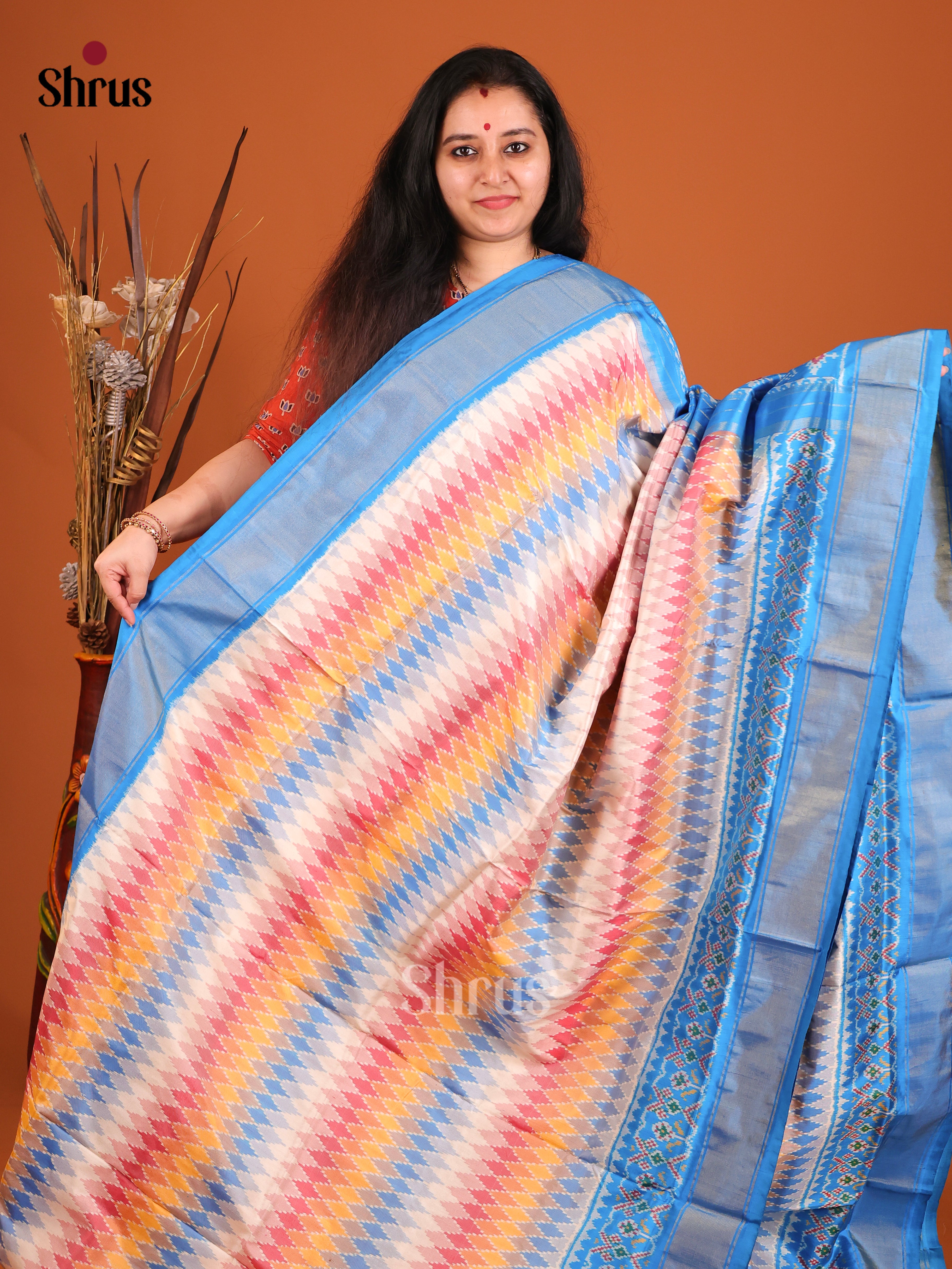 DIS16259 - Ikkat Silk Saree