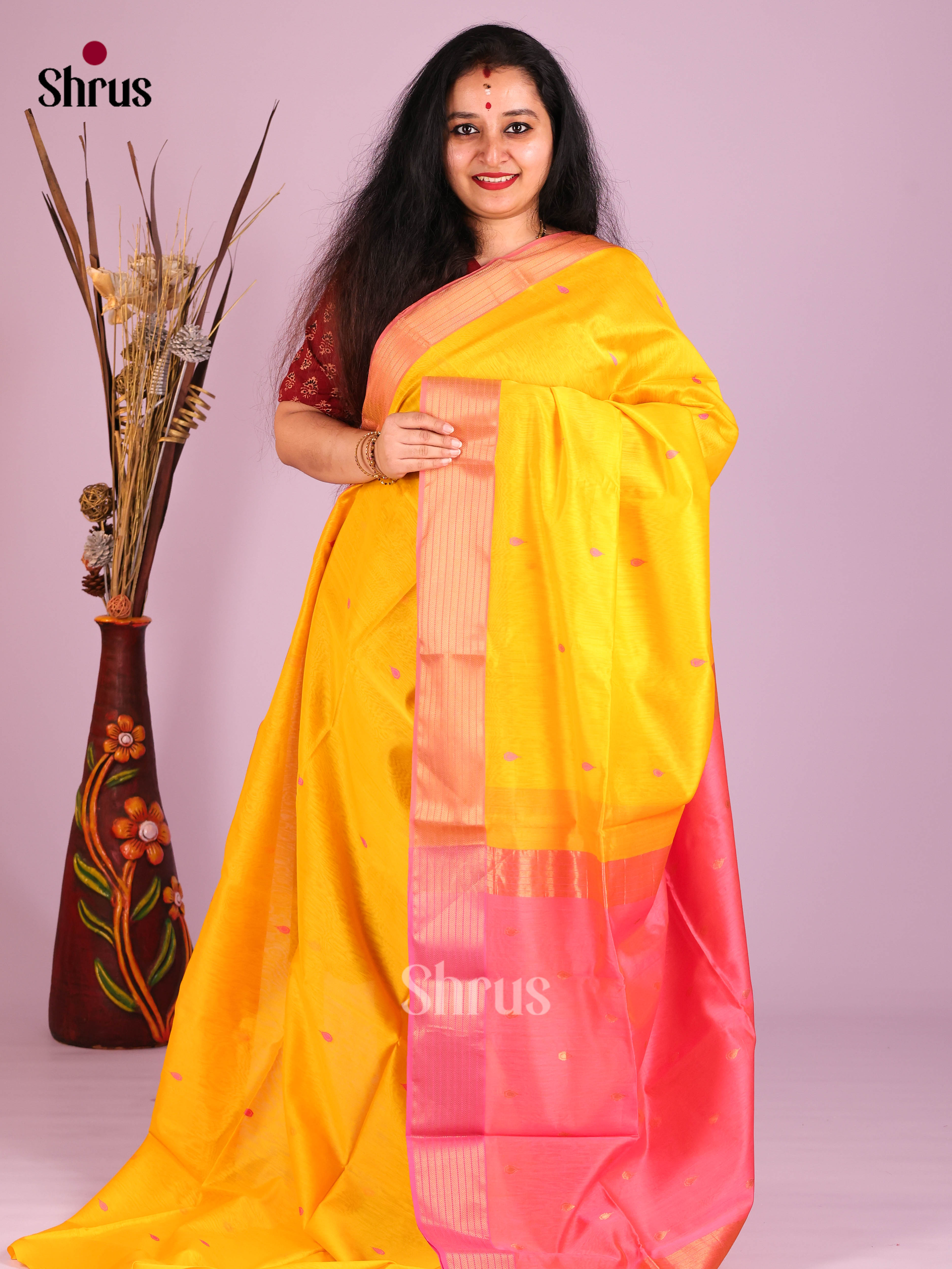 Chic Yellow Maheshwari Cotton Silk Saree With Thread Buttas & Zari Woven Pink Pallu