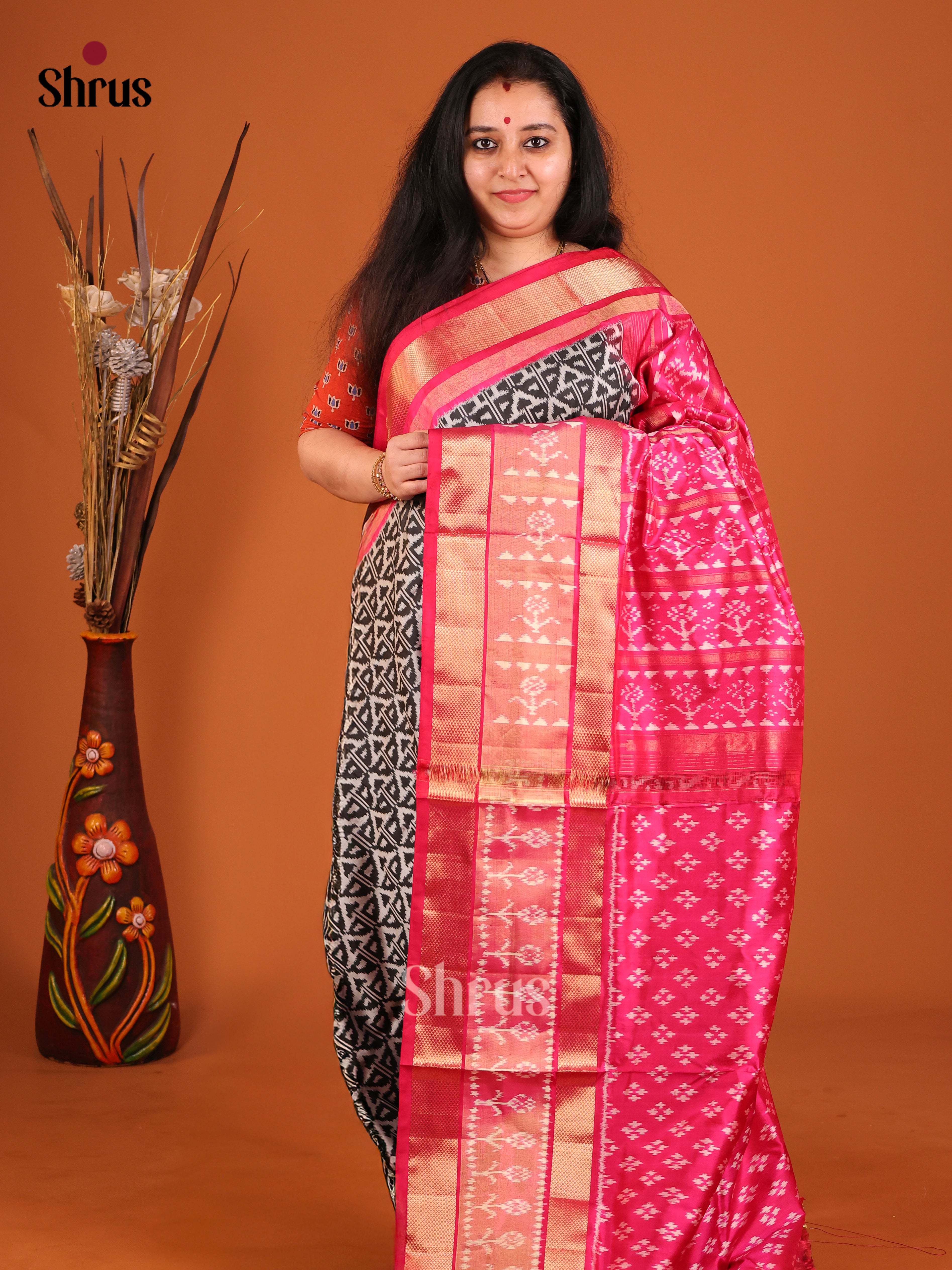 DIS16515 - Ikkat Silk Saree