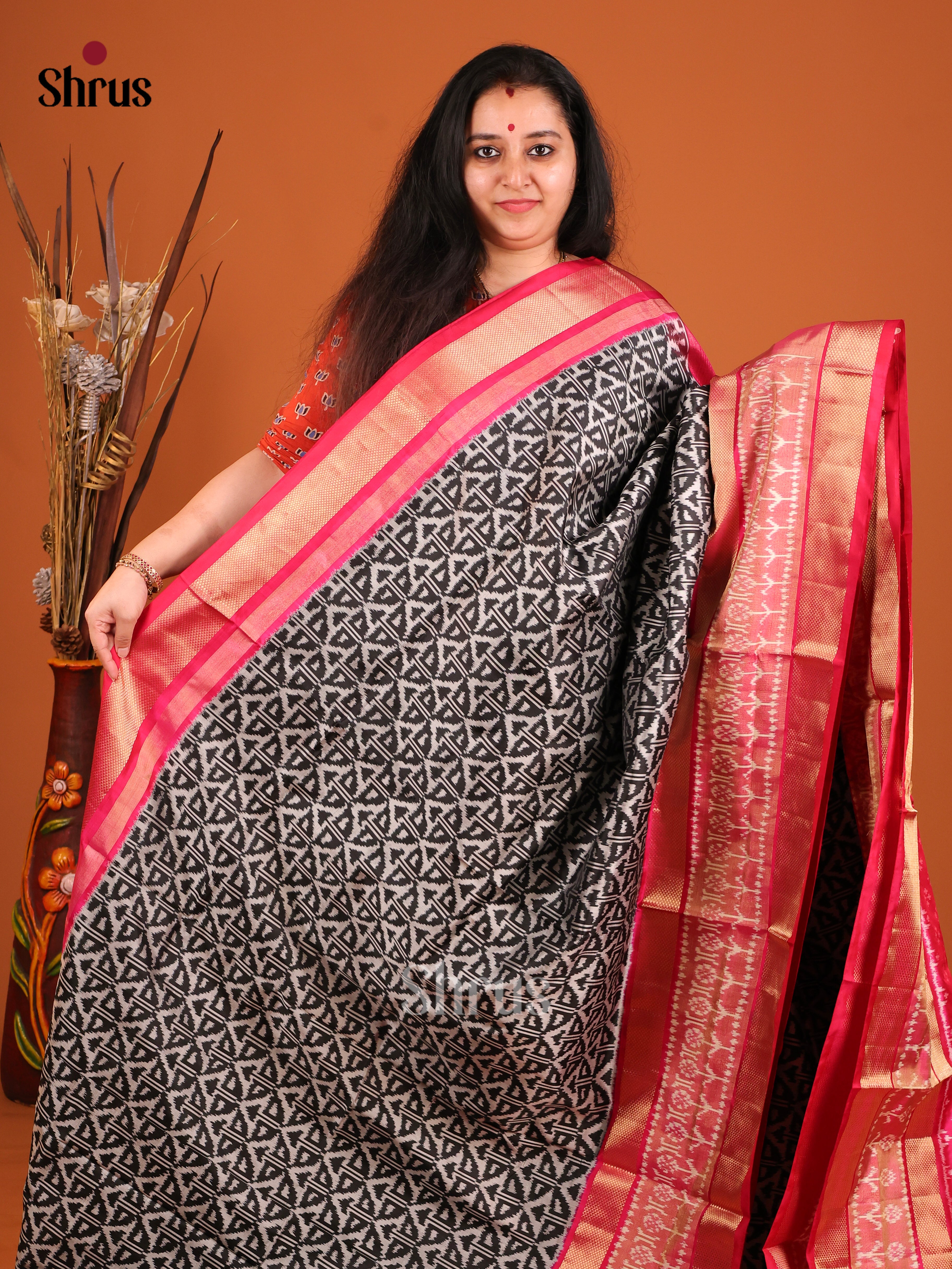 DIS16515 - Ikkat Silk Saree