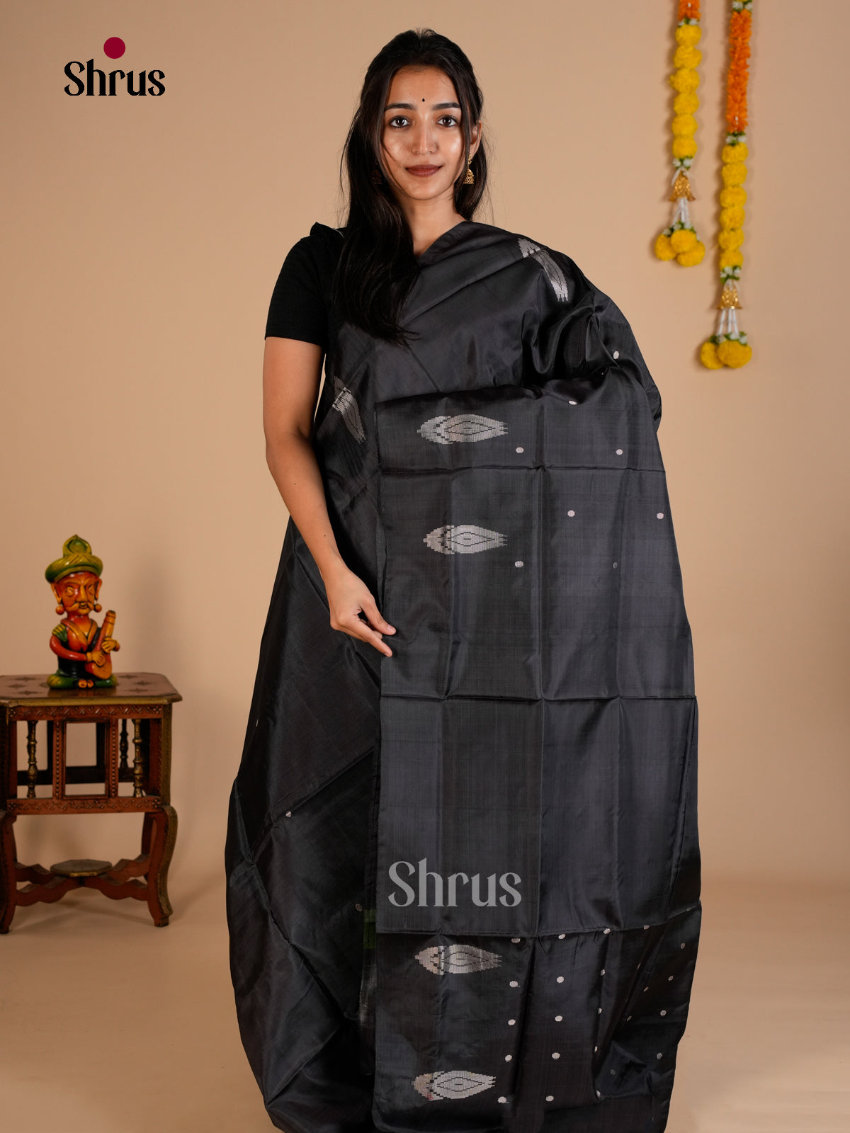 DLS04140 - Banana Pith without blouse Saree - Shop on Shrus.com