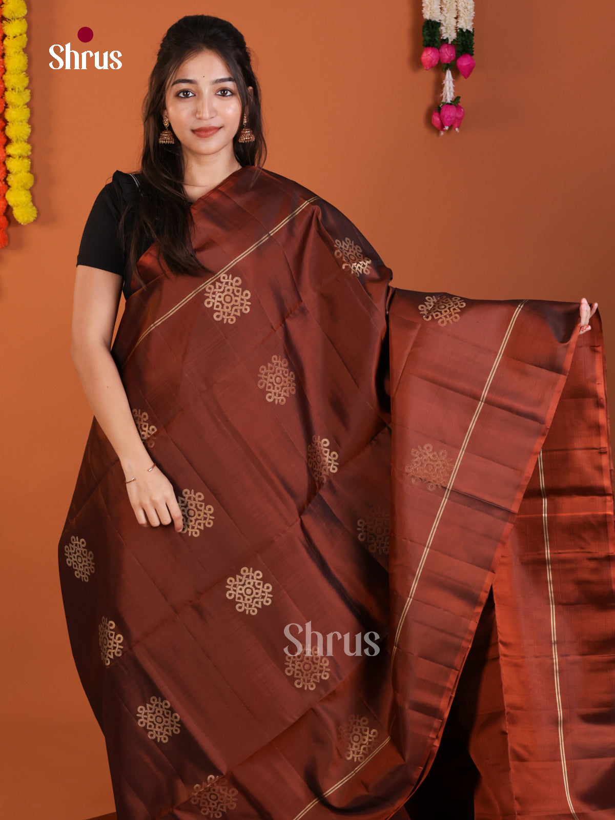 Classy Arakku single Tone Soft Silk Saree with zari kolam buttas & brocade pallu - Shop on Shrus.com
