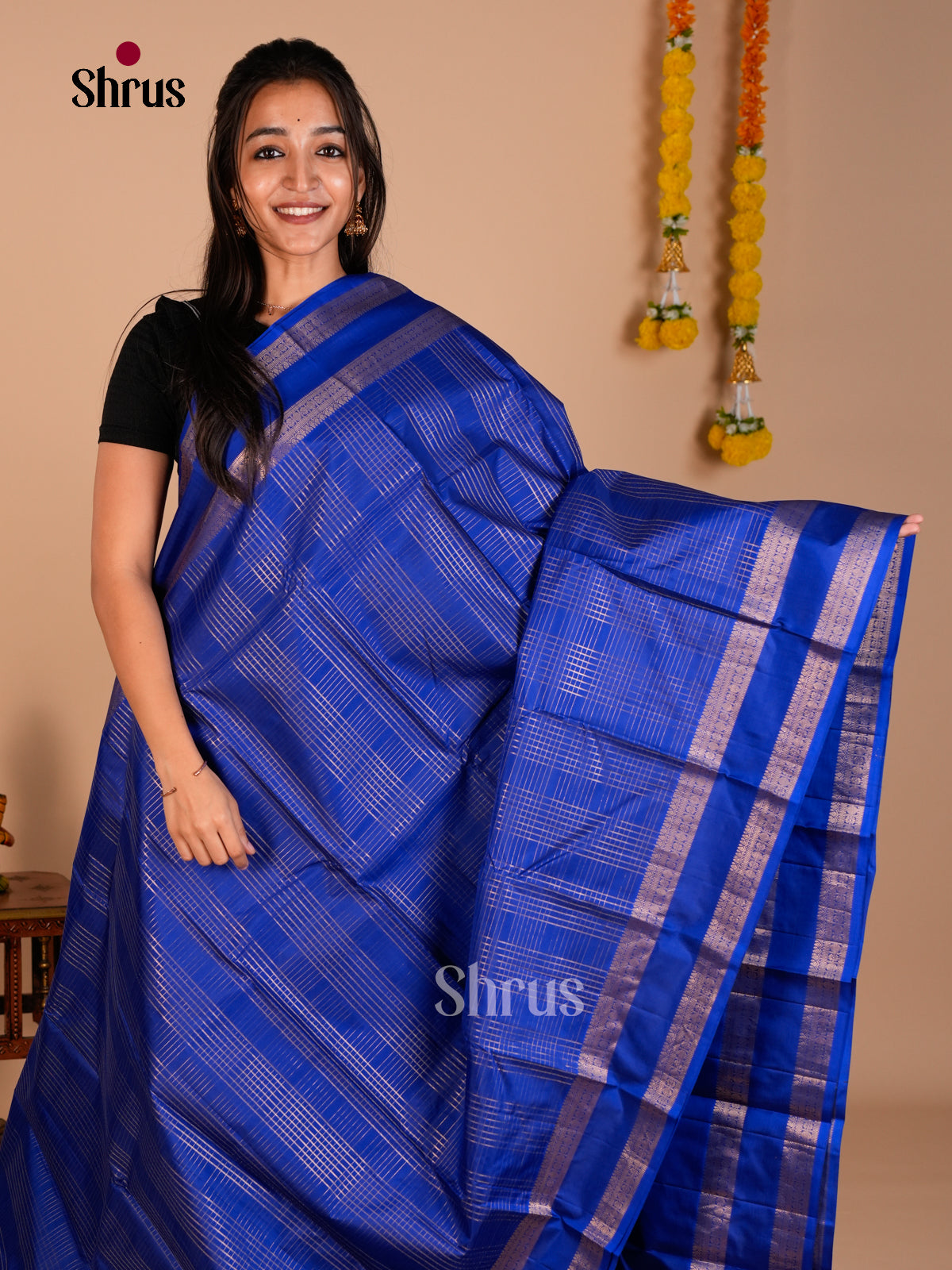 Buy Chic Deep Blue Kanchipuram Saree With Zari Woven Grids, Rettaipet Border & Brocade Pallu