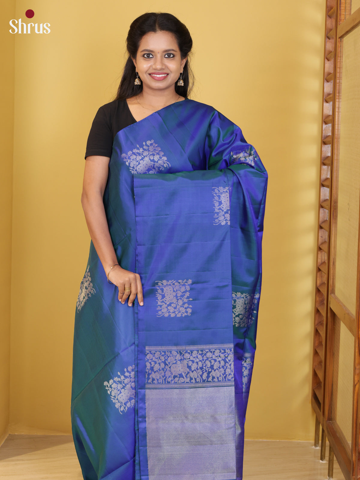 Buy Dual Tone Blue Borderless Soft Silk Saree With Square Floral Medallion & Brocade Pallu
