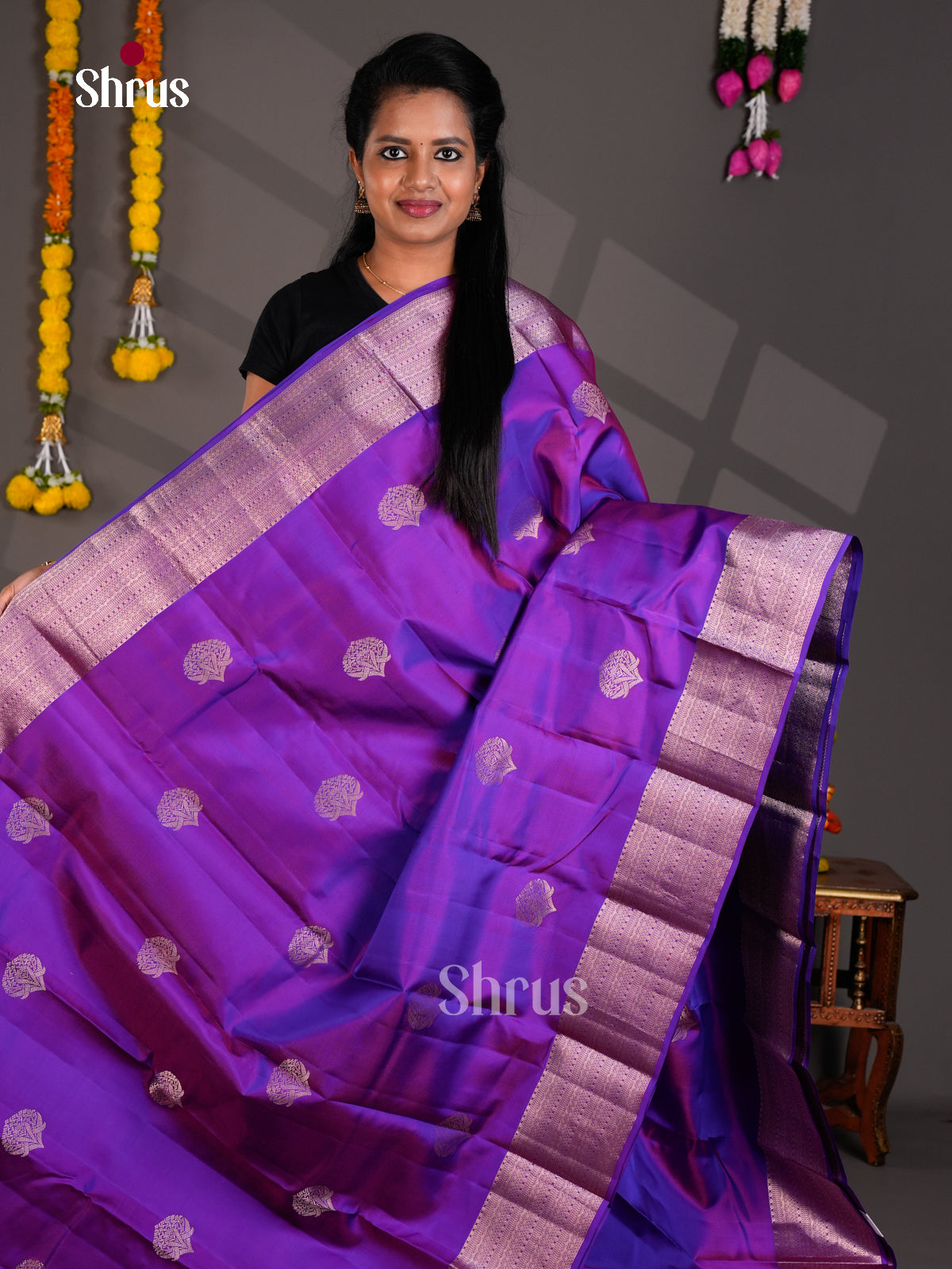 Buy Vibrant Dual Tone Purple Kanchipuram Saree with Floral Motifs, Traditional Zari Border & Pallu