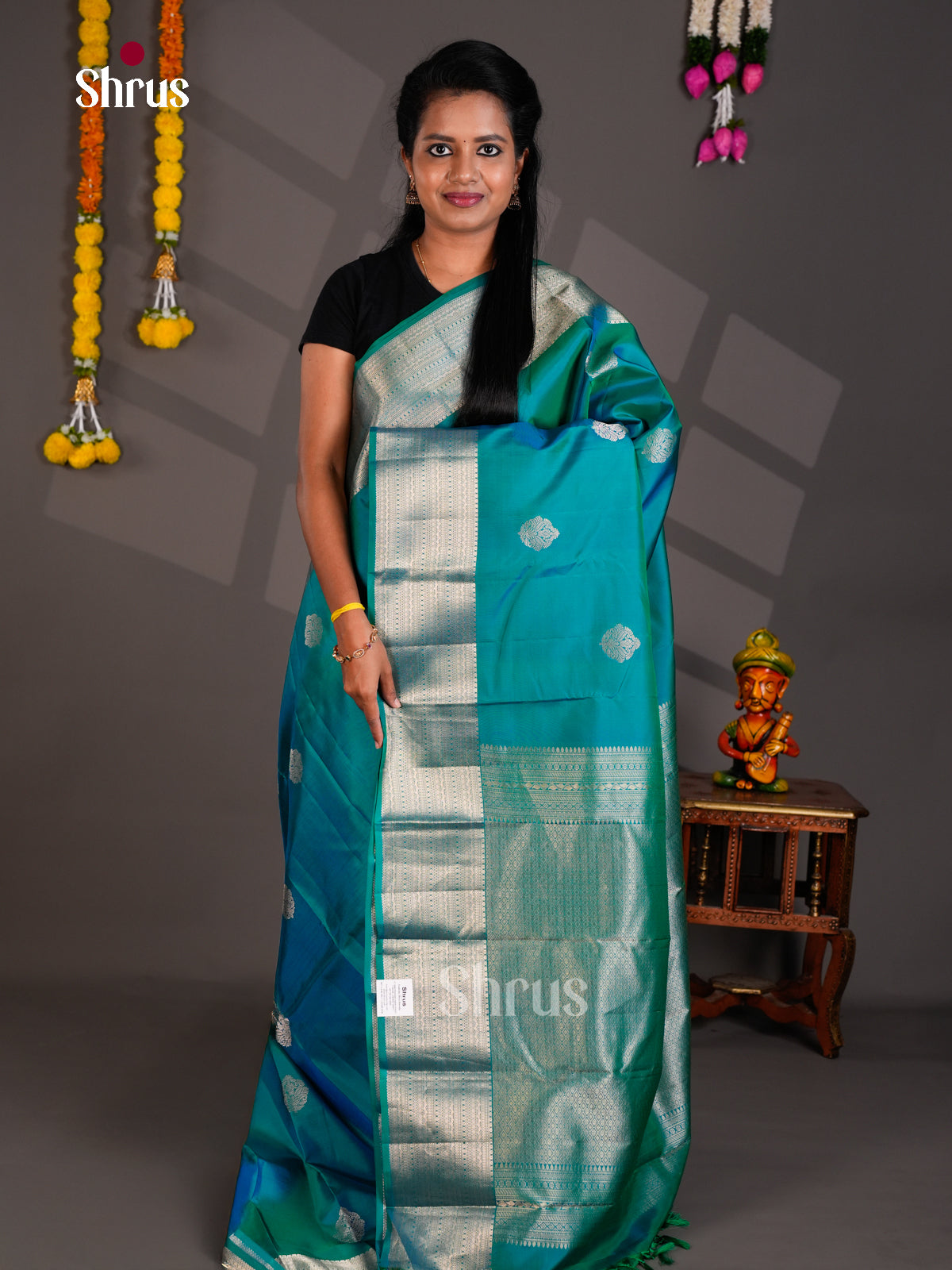 Buy Alluring Dual Tone Teal Kanchipuram Silk Saree With Silver Motifs, Traditional Border & Brocade Pallu