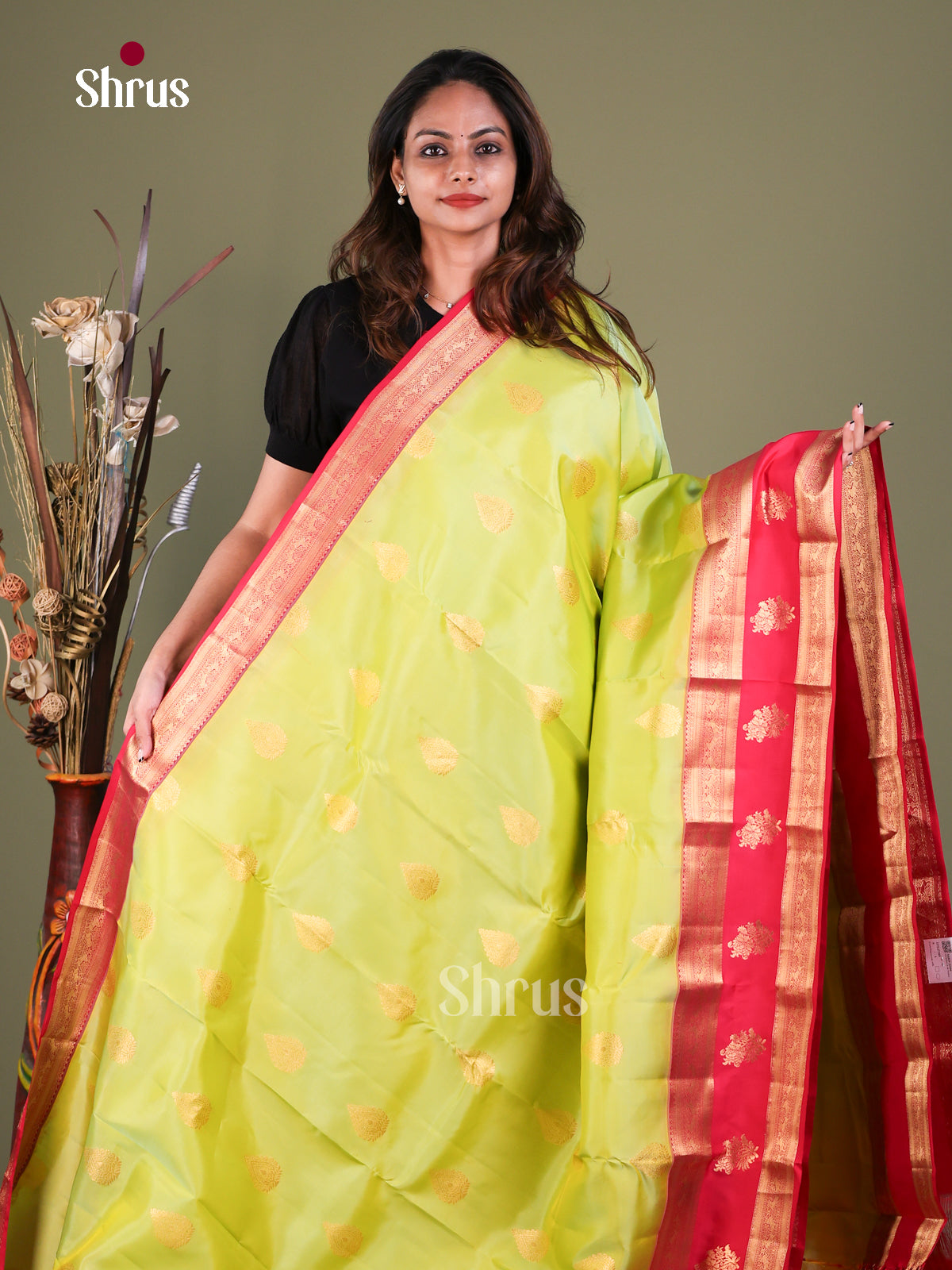 Green Kanchipuram Silk Saree with Floral Buttas | Pink Contrast Border — EFS27285