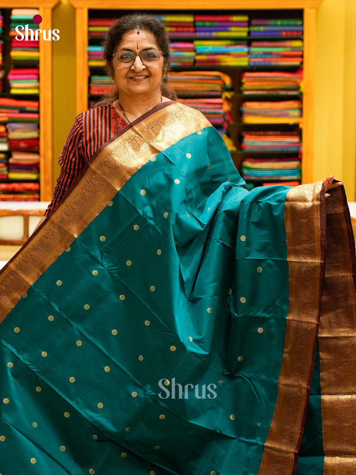 Peacock Green Halfpure Kanchipuram Silk Saree with Floral Buttas | Dark Brown Contrast Border — Contrast Border with Motifs