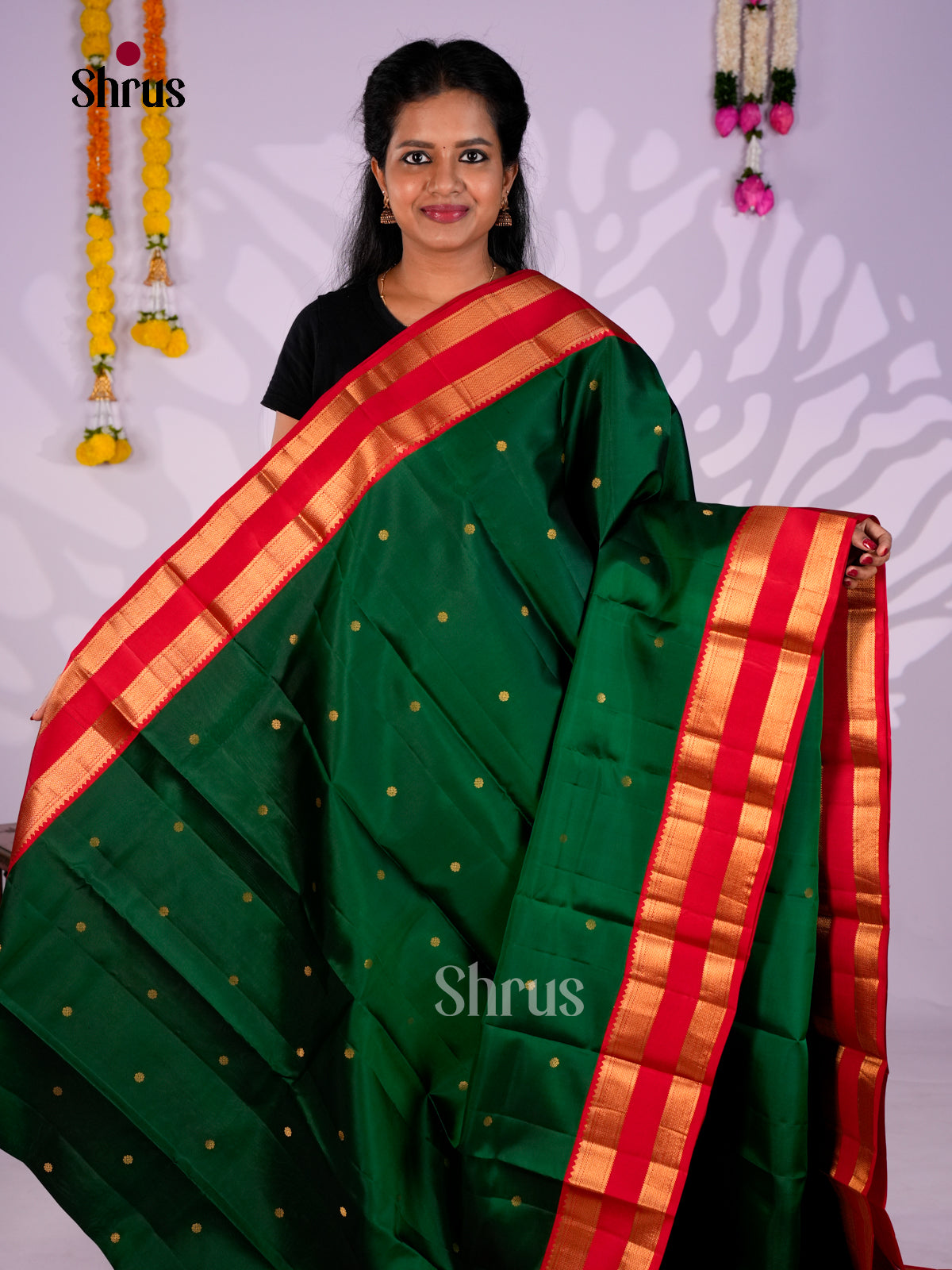 Buy Chic Emerald Green Kanchipuram Saree With Small Buttas, Red Rettaipet Border & Brocade Pallu