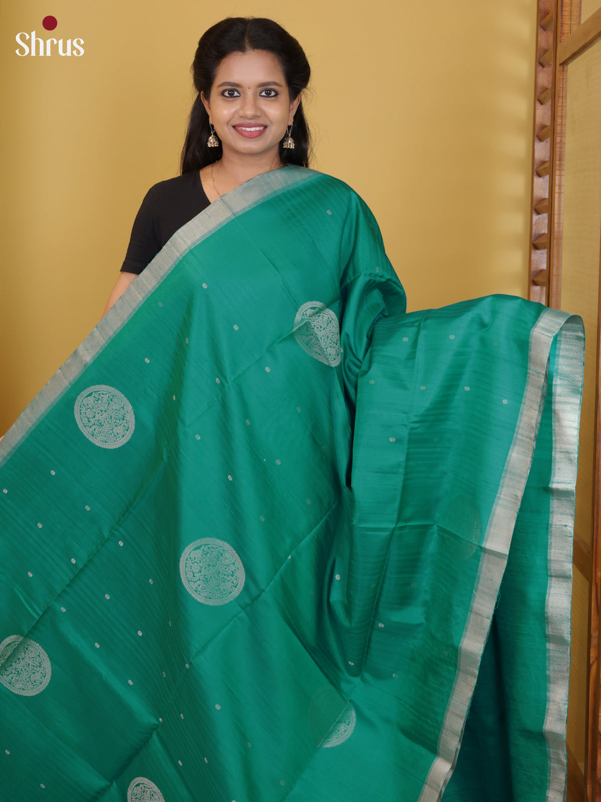 Buy Enchanting Emerald Green Pure Soft Silk Saree With Circular Zari Motifs, Kaddi Zari & Brocade Pallu