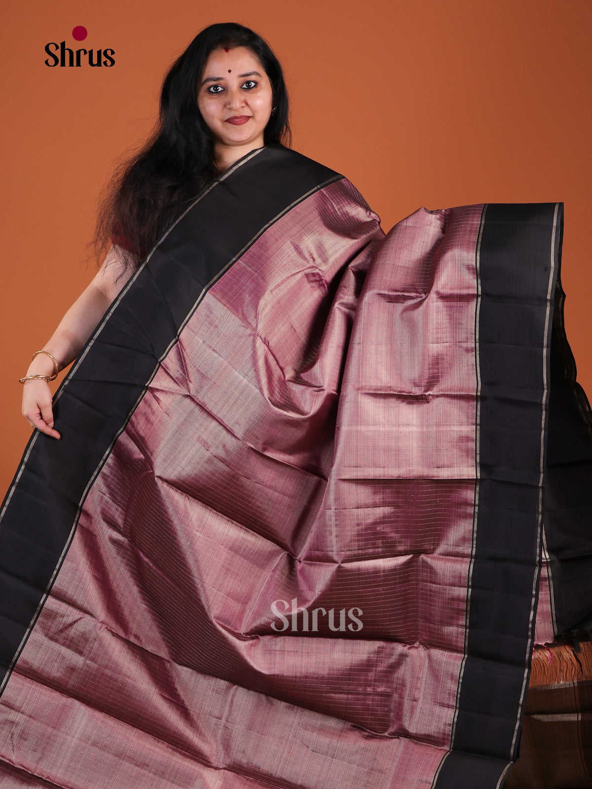 Exquisite Onion Pink Kanchipuram Pattu Saree With Fine Checks | Black Border With Slim Zari Lines & Grey Striped Pallu