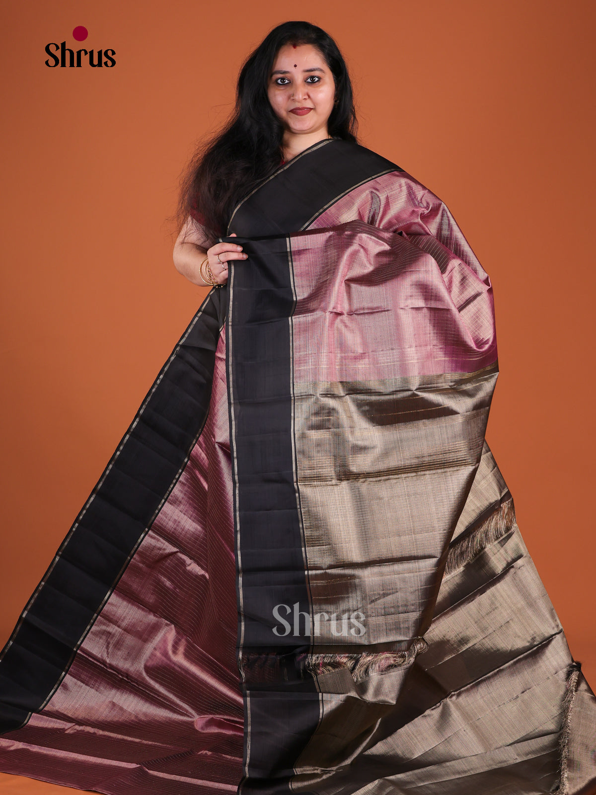 Exquisite Onion Pink Kanchipuram Silk Saree With Fine Checks | Black Border With Slim Zari Lines & Grey Striped Pallu