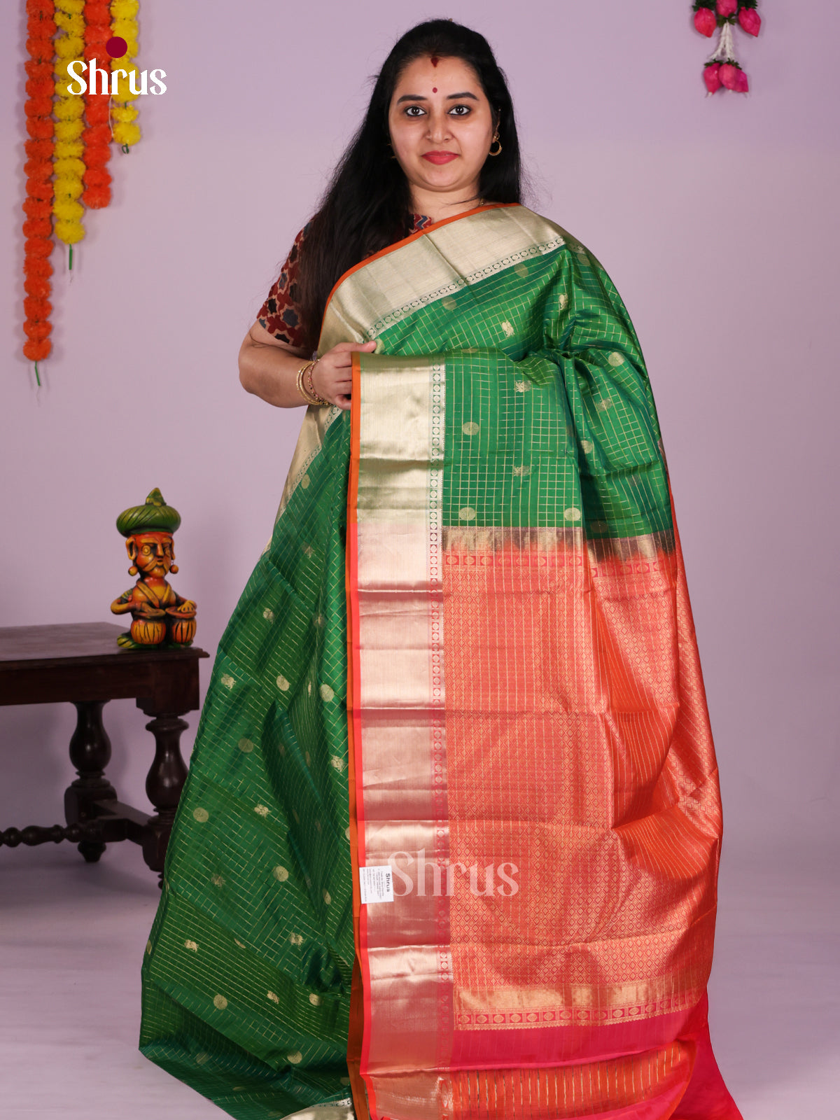 Buy Majestic Green Checked Kanchipuram Silk Saree with Gold Buttas & Coral Red Kaddi Zari Border