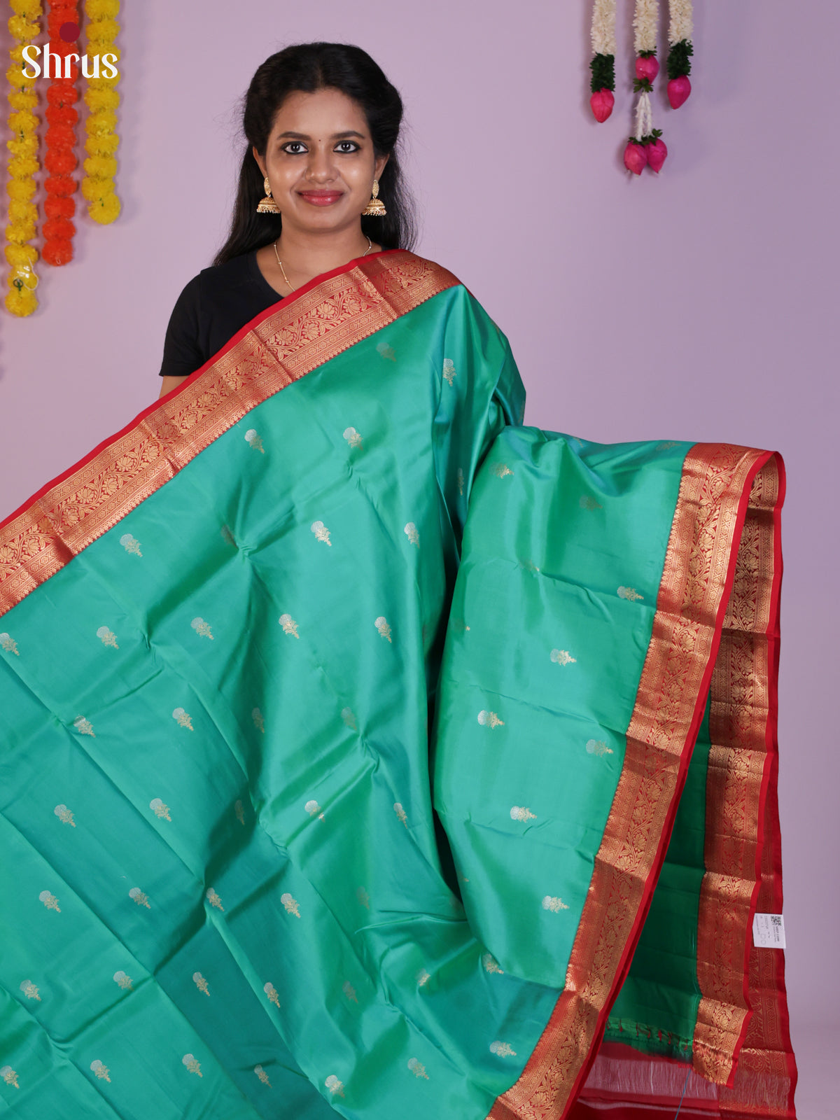 Buy Beautiful Green Kanchipuram Saree With Floral Buttas, Red Zari Border & Brocade Pallu