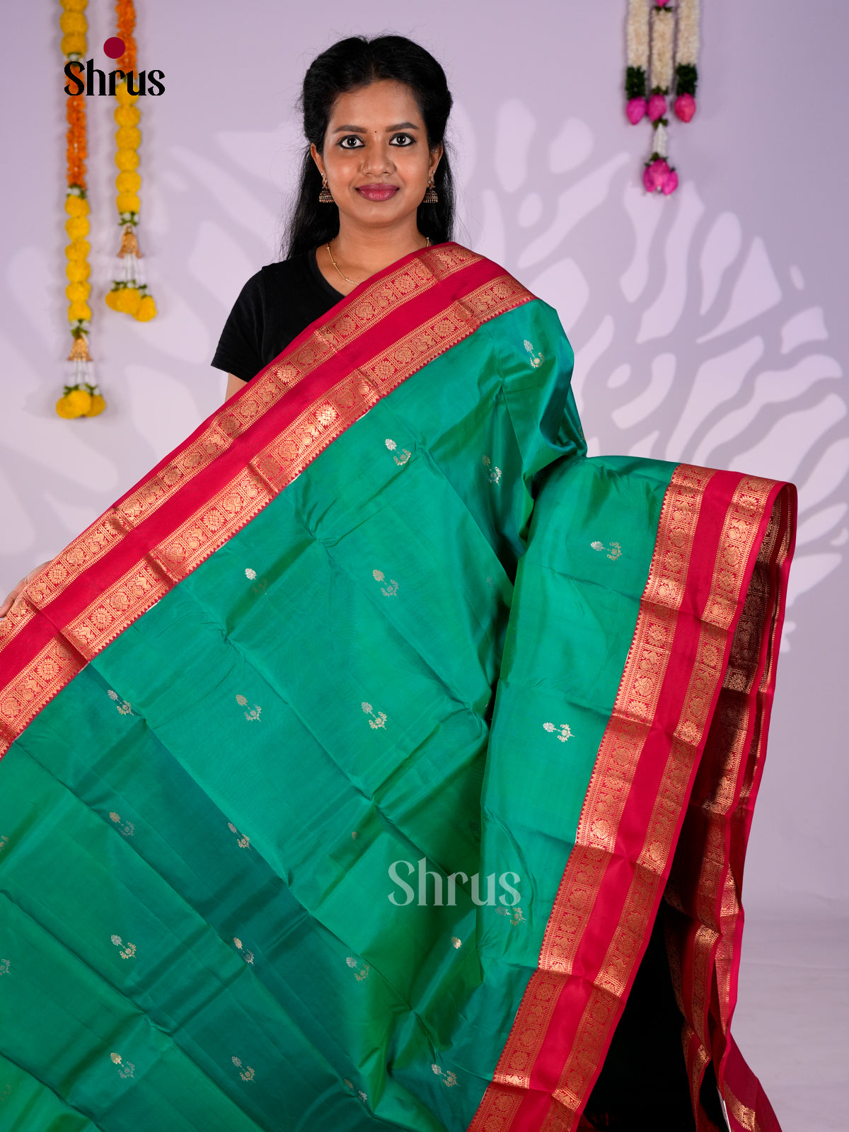 Buy Classy Green Kanchipuram Saree With Floral Buttas, Red Zari Woven Border & Brocade Pallu