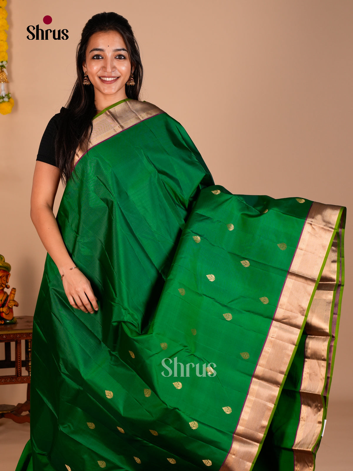 Buy Striking Green Kanchipuram Saree With Leaf Buttas, Purple Kaddi Zari Border & Brocade Pallu